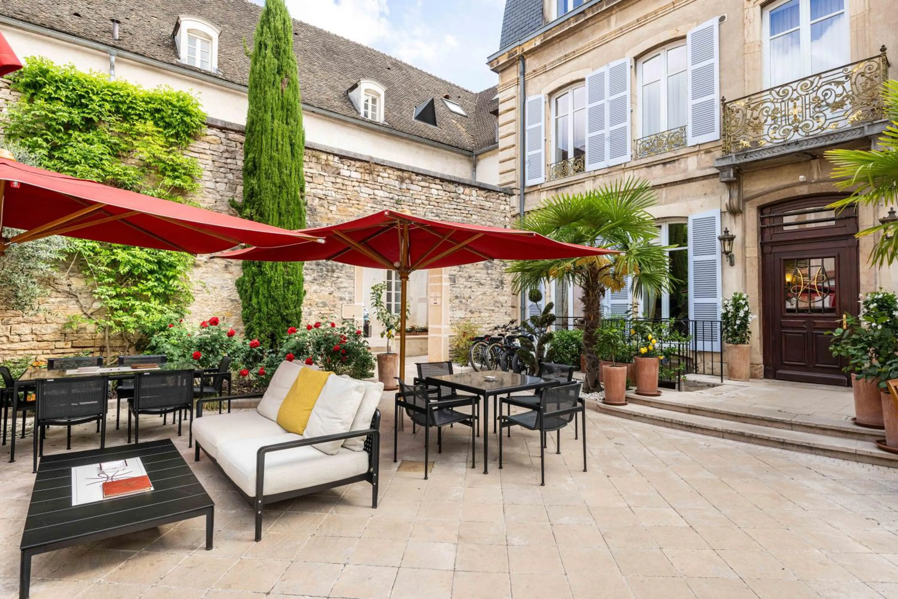 Property building in L'Hôtel