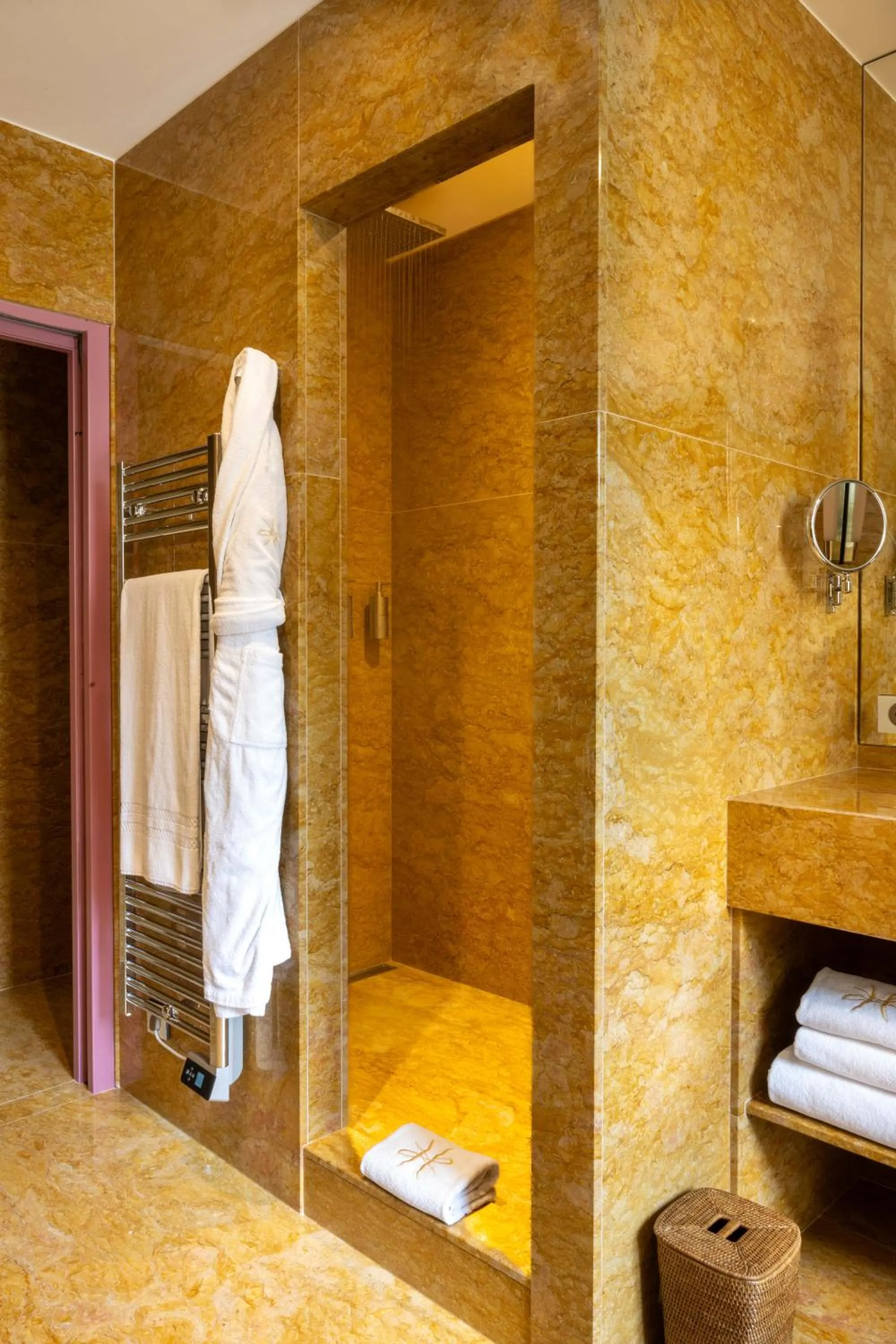 Shower in L'Hôtel