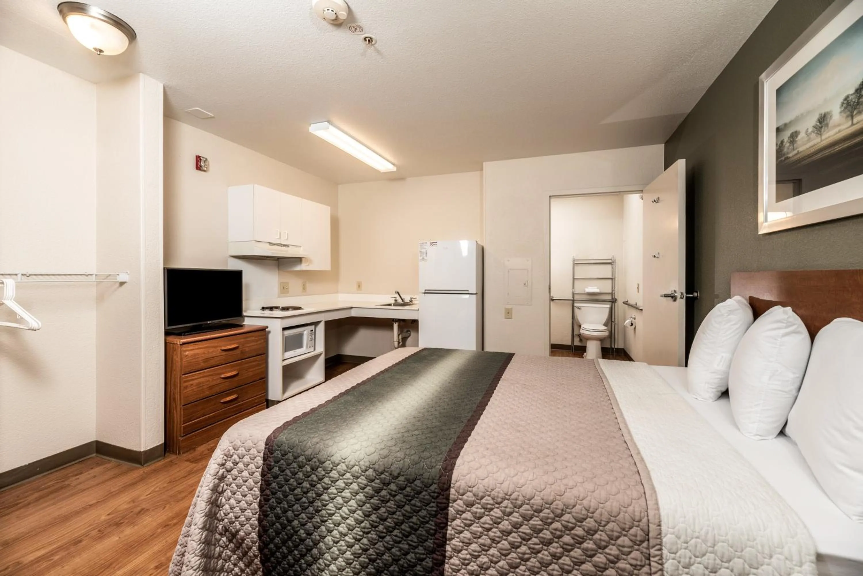 Photo of the whole room, Bed in HomeTowne Studios by Red Roof Fresno - West