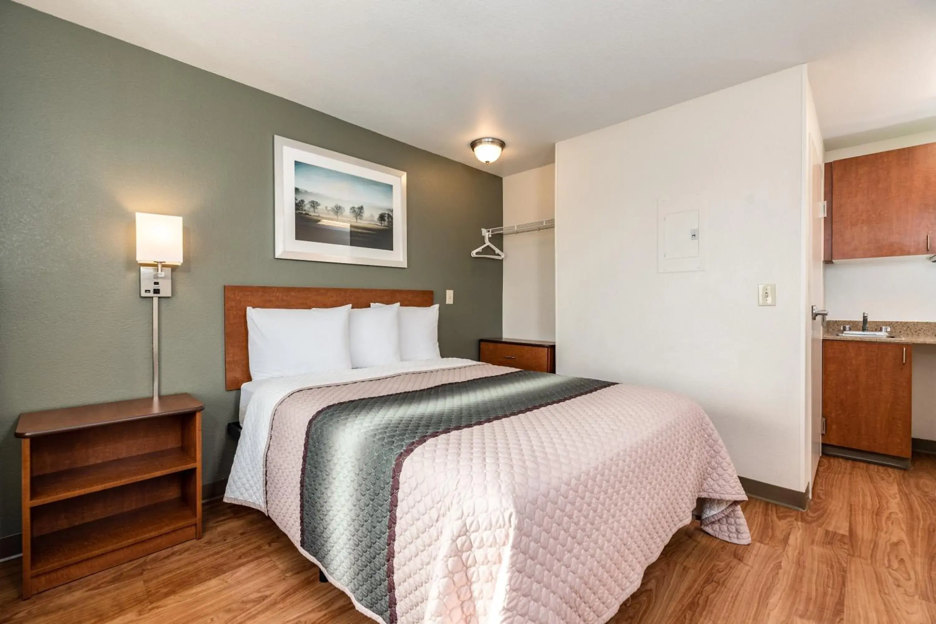 Photo of the whole room, Bed in HomeTowne Studios by Red Roof Fresno - West Photo of the whole room, Bed in HomeTowne Studios by Red Roof Fresno - West