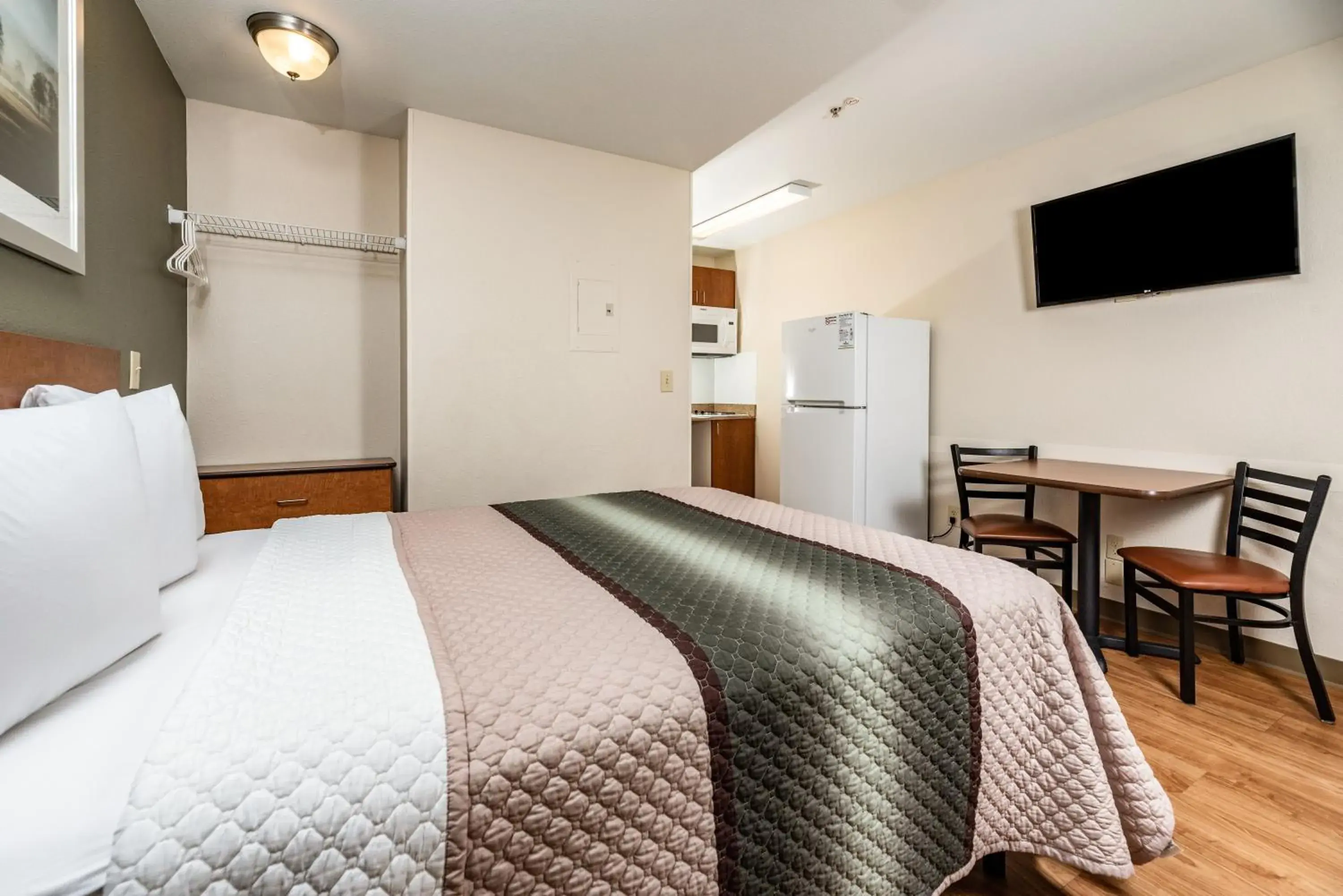 Photo of the whole room, Bed in HomeTowne Studios by Red Roof Fresno - West Photo of the whole room, Bed in HomeTowne Studios by Red Roof Fresno - West