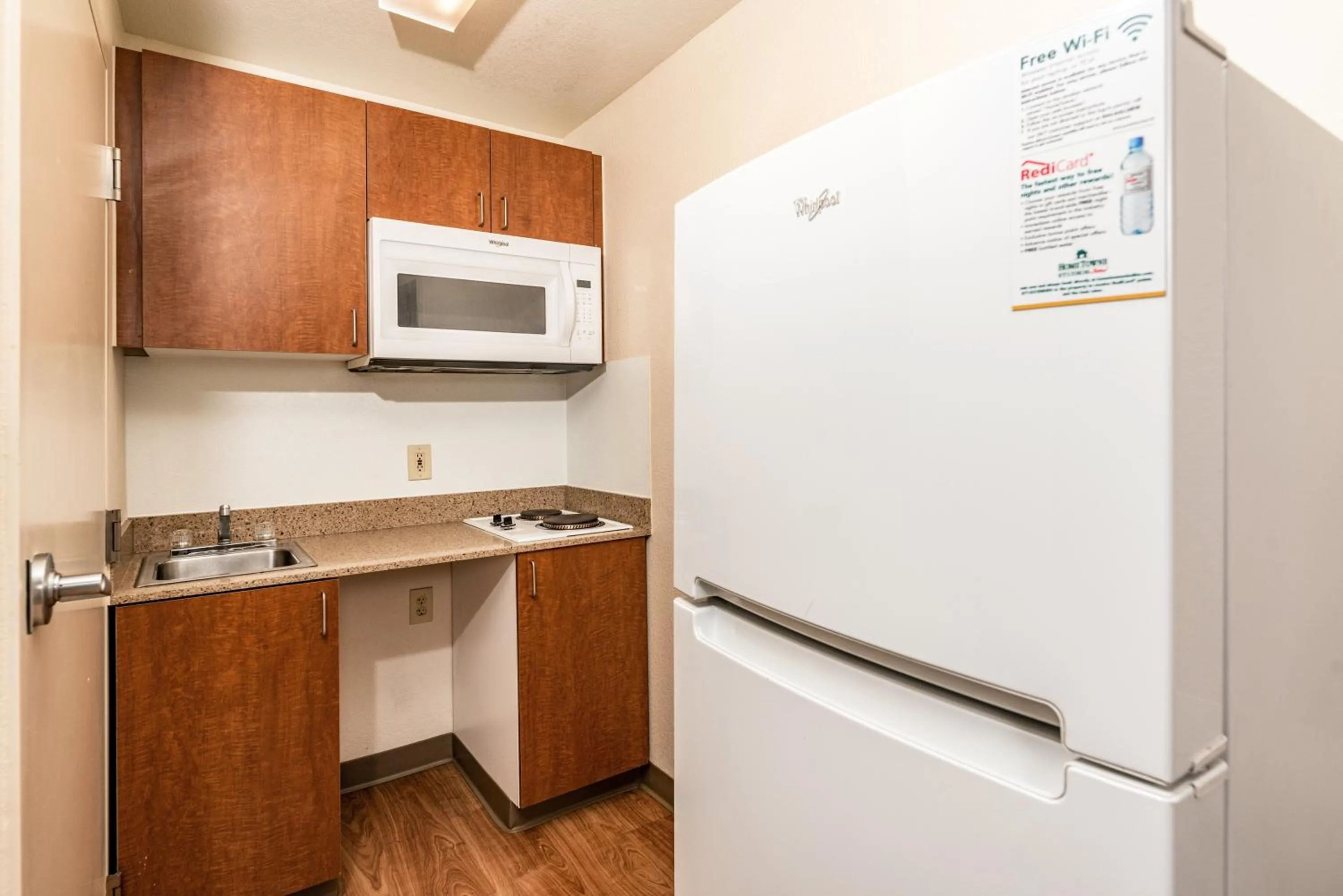 Kitchen or kitchenette in HomeTowne Studios by Red Roof Fresno - West