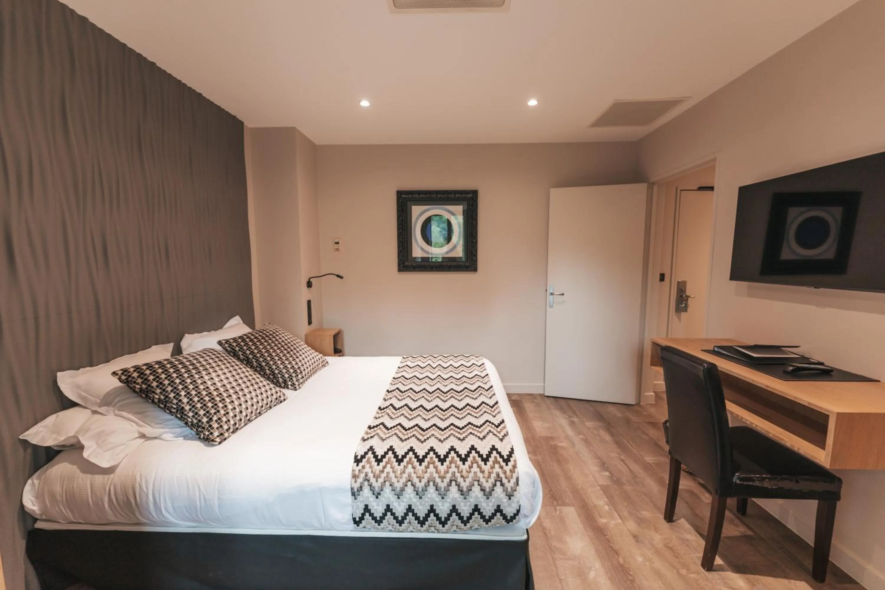 Bed in Le Dracy Hôtel et Spa