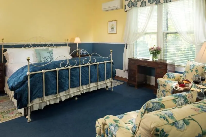 Bed in Albemarle Inn - Asheville