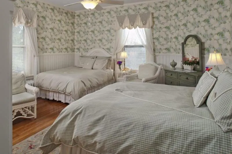 Bed in Albemarle Inn - Asheville