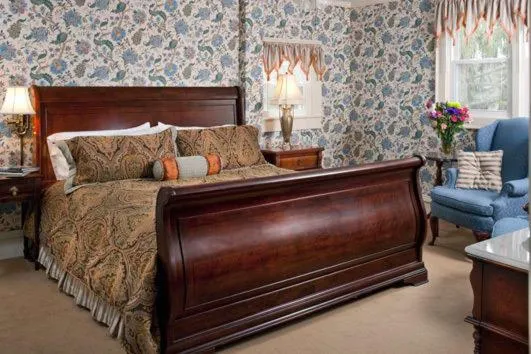 Bed in Albemarle Inn - Asheville