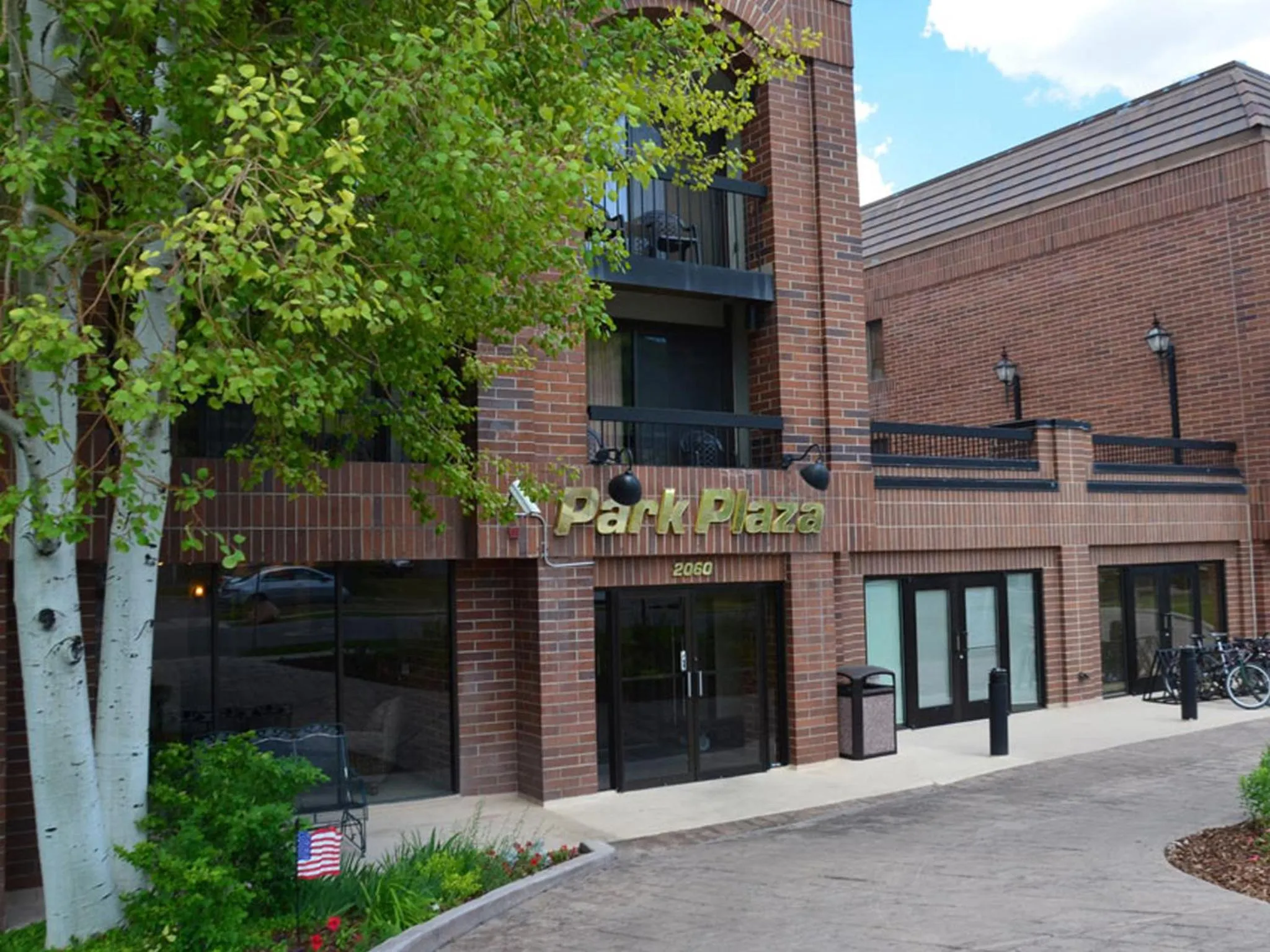 Facade/entrance in Raintree's Park Plaza Park City