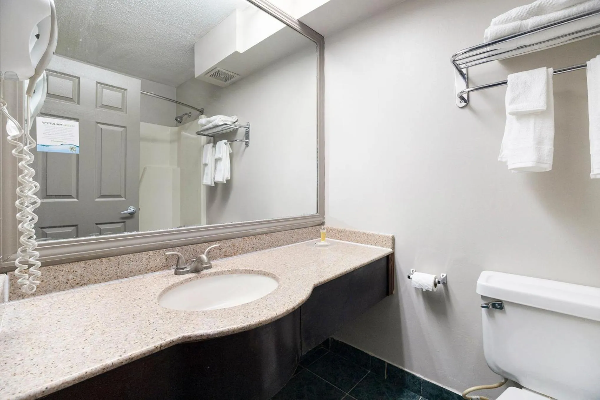 Days Inn & Suites by Wyndham Norton Shores Muskegon