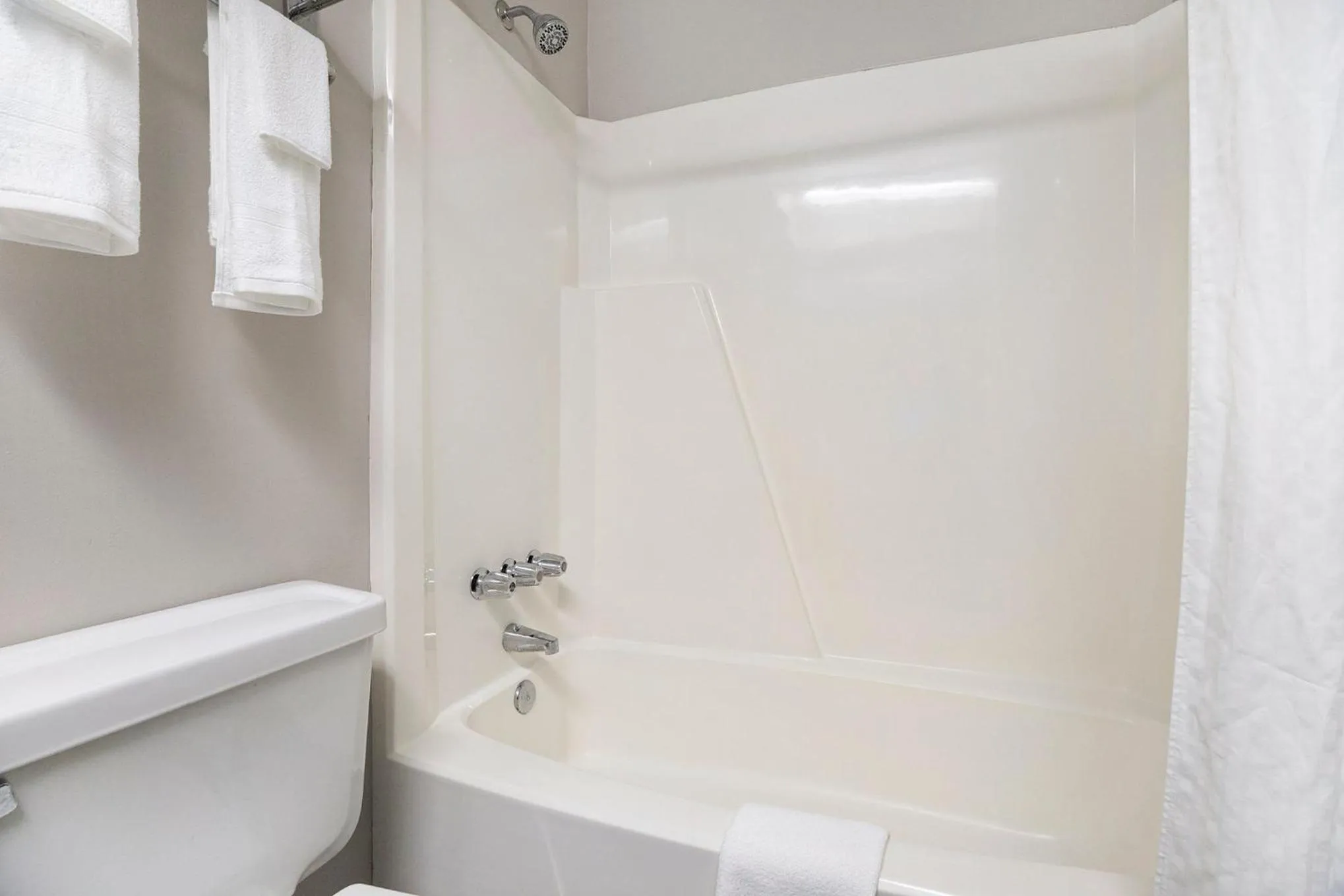 Days Inn & Suites by Wyndham Norton Shores Muskegon