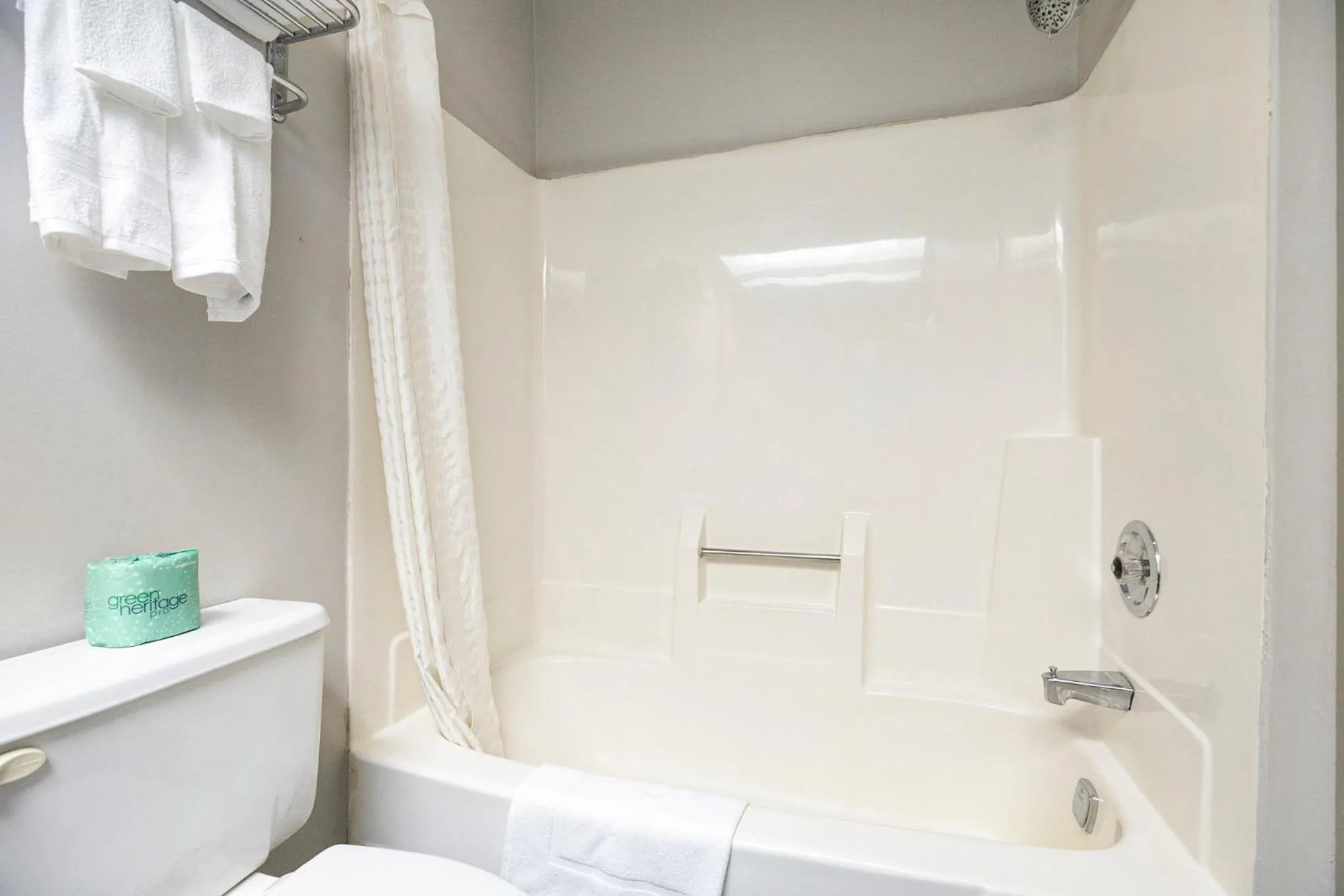 Days Inn & Suites by Wyndham Norton Shores Muskegon