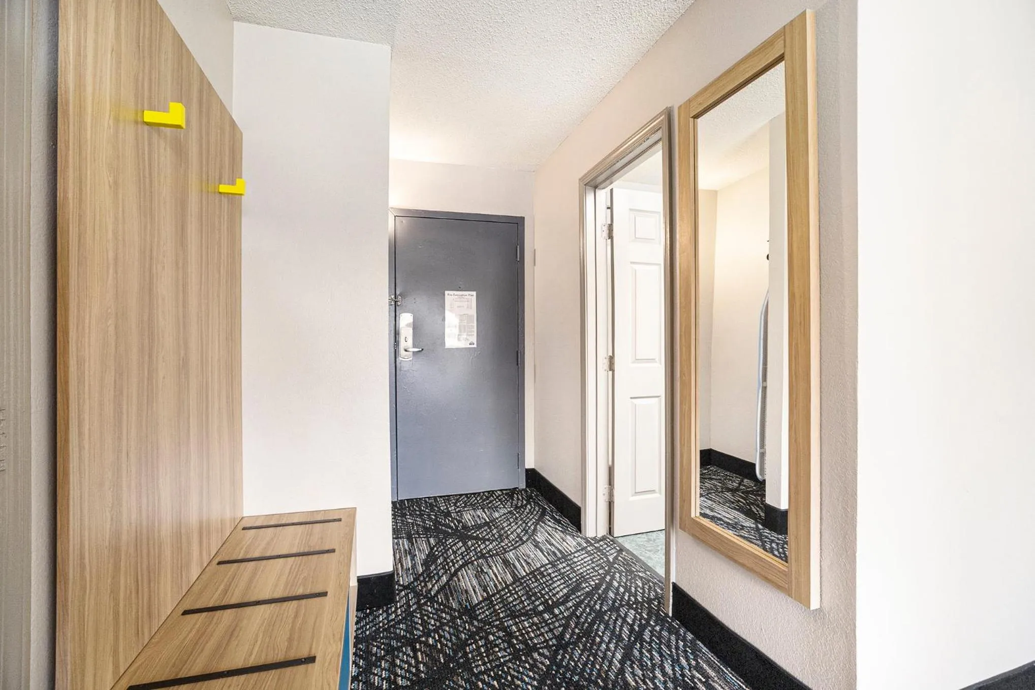 Days Inn & Suites by Wyndham Norton Shores Muskegon