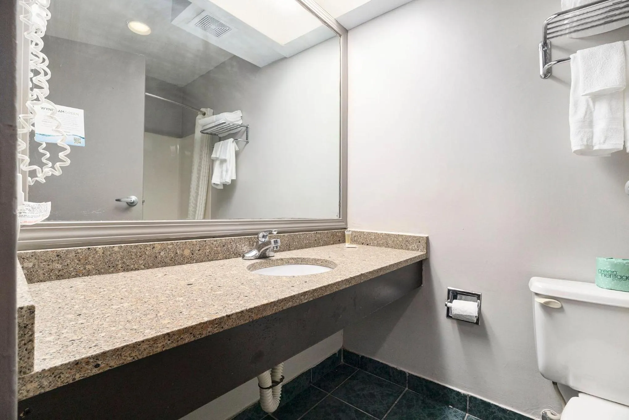 Days Inn & Suites by Wyndham Norton Shores Muskegon