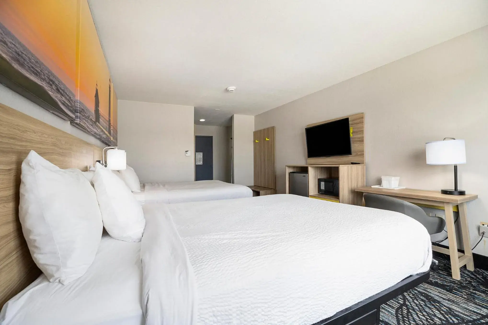 Bed in Days Inn & Suites by Wyndham Norton Shores Muskegon Bed in Days Inn & Suites by Wyndham Norton Shores Muskegon