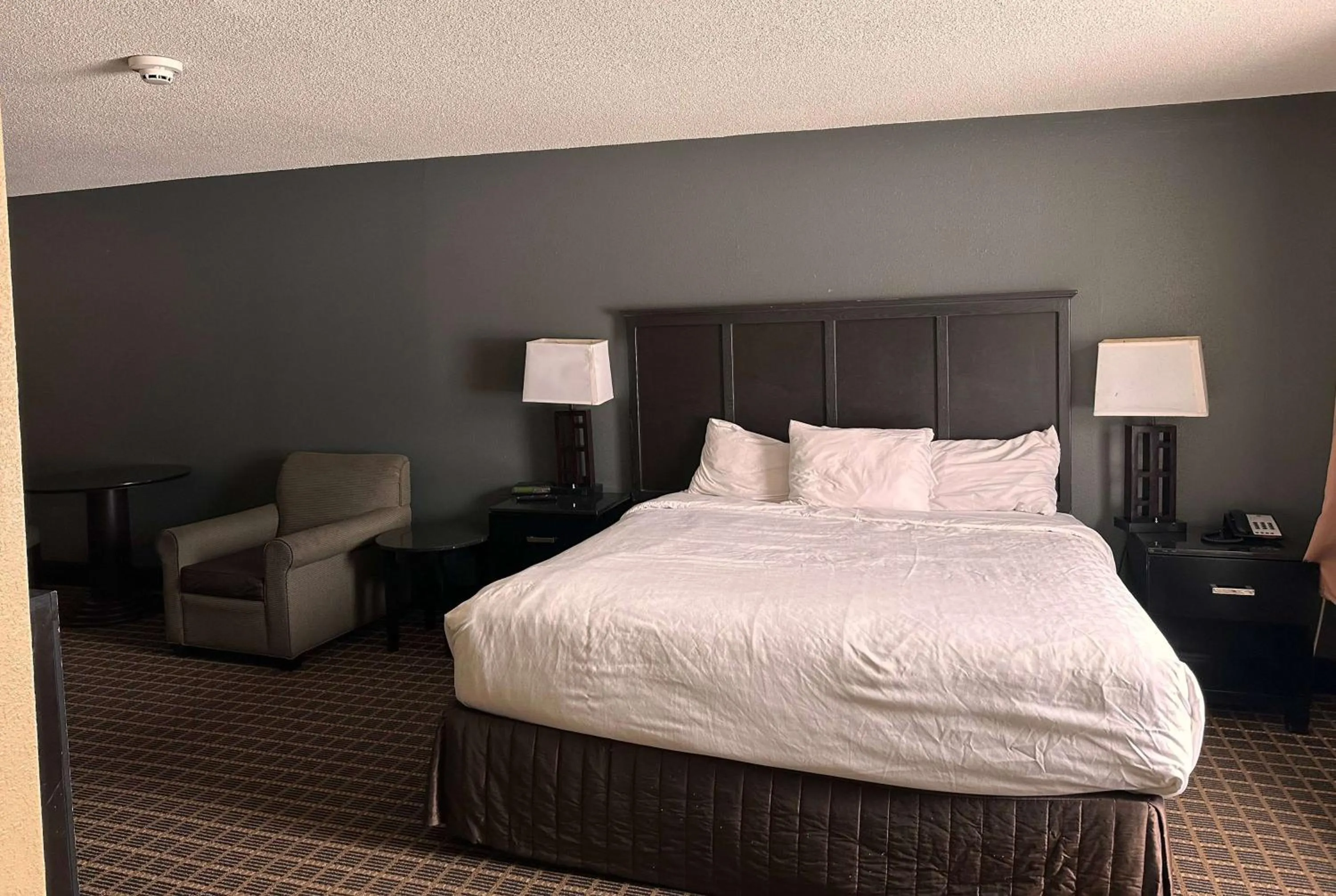 Photo of the whole room, Bed in Clarion Inn & Suites