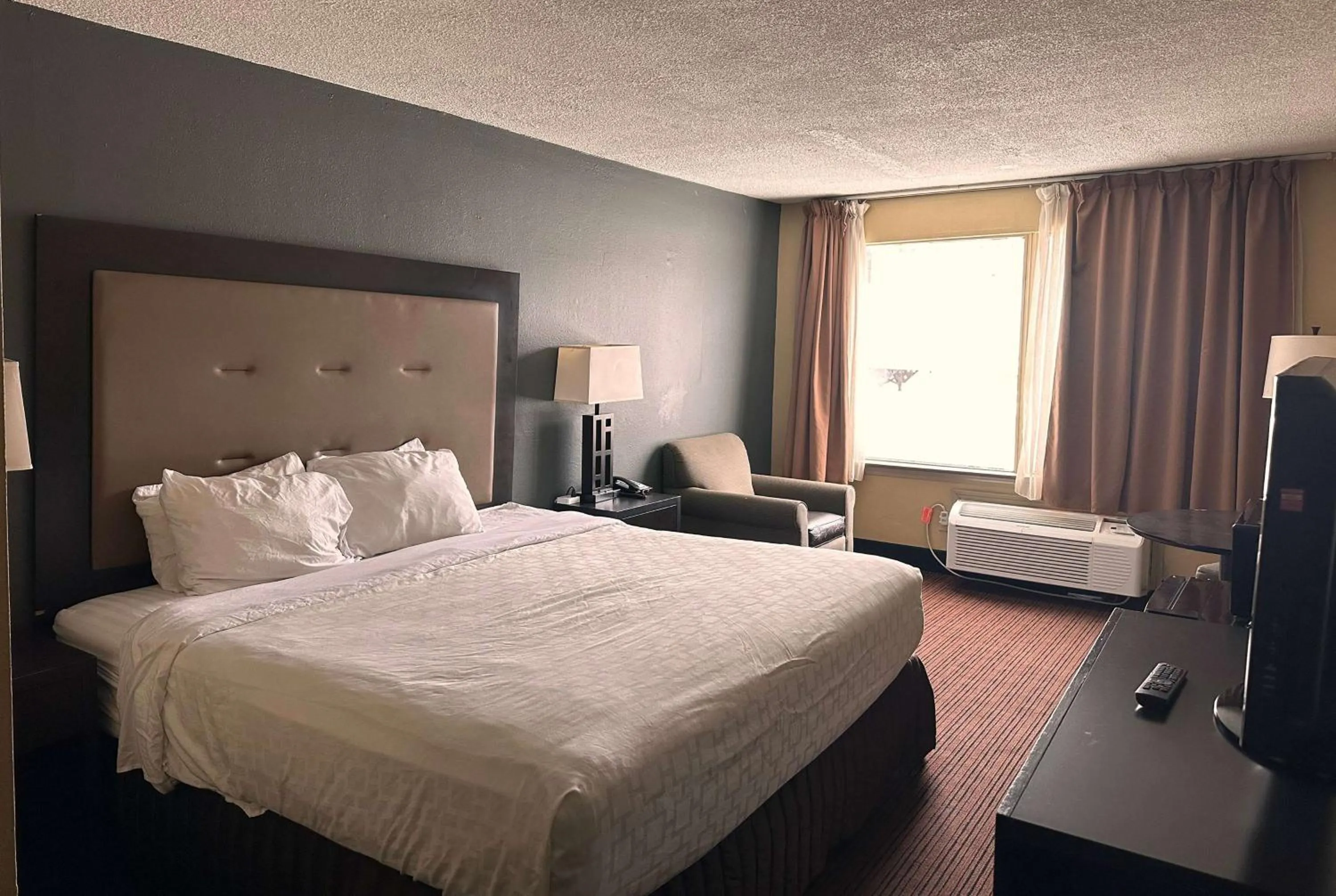 Photo of the whole room, Bed in Clarion Inn & Suites