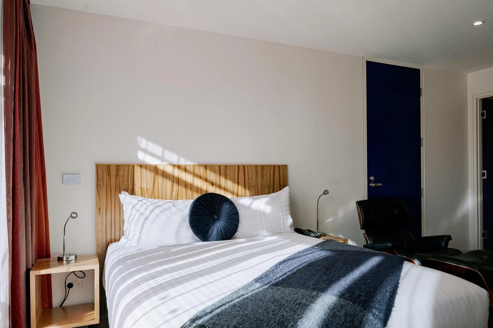 Bed in Salamanca Wharf Hotel