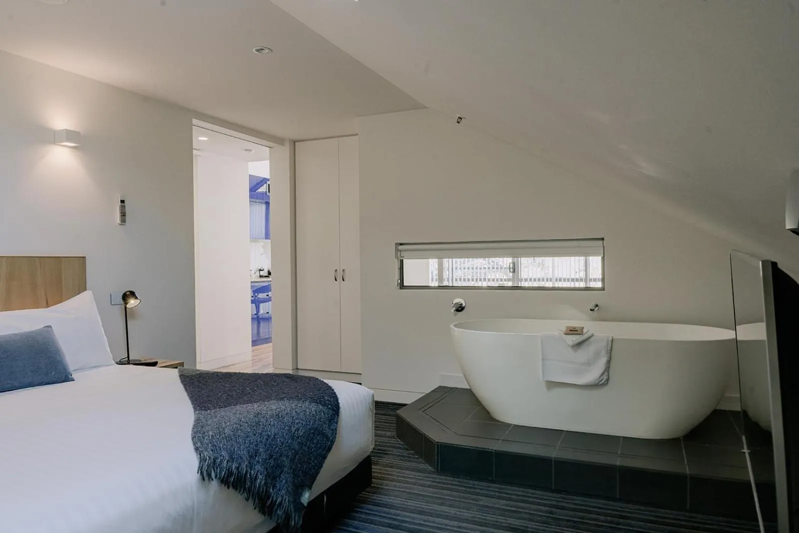 Bed in Salamanca Wharf Hotel