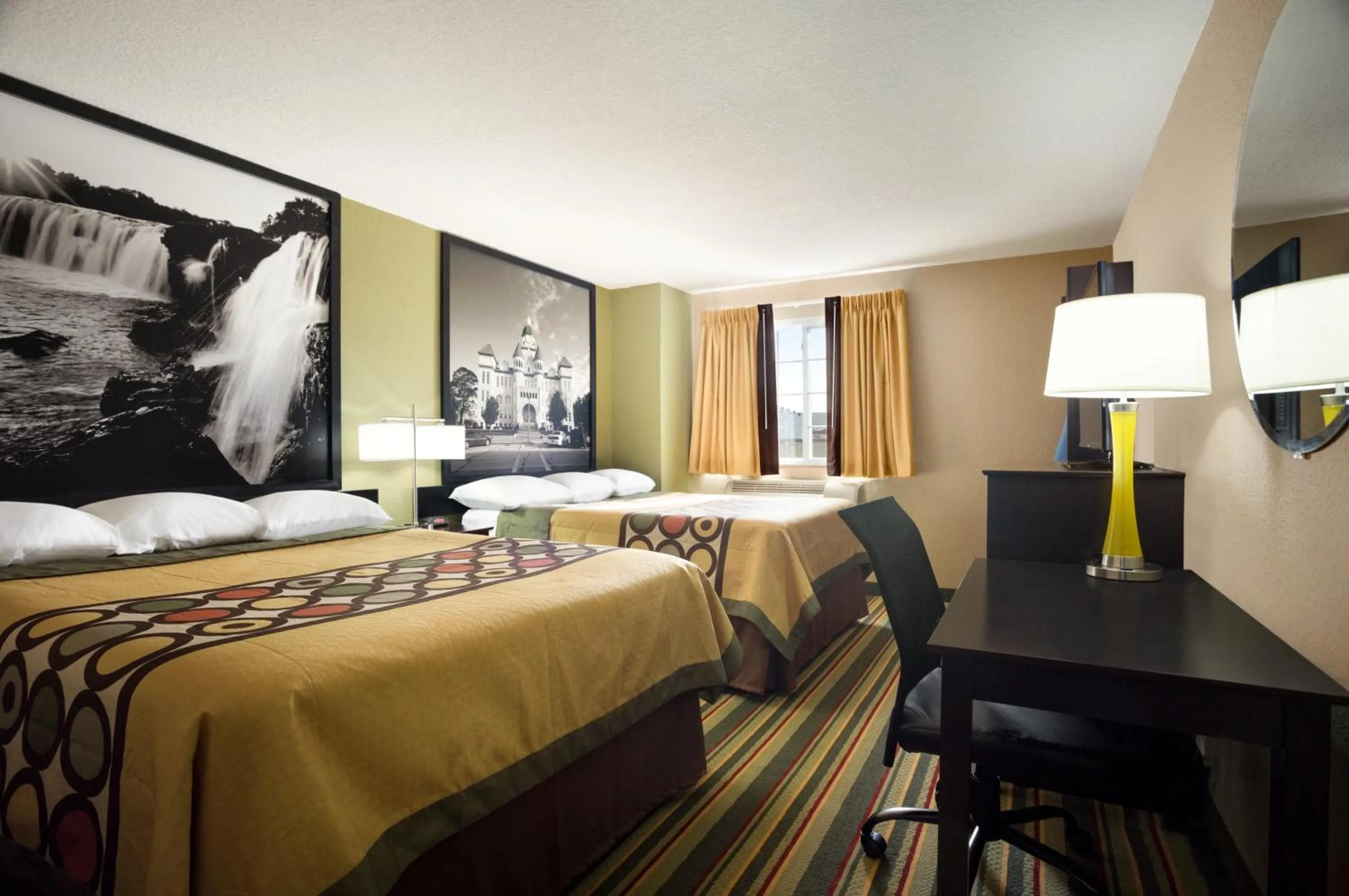 Photo of the whole room, Bed in Super 8 by Wyndham Joplin