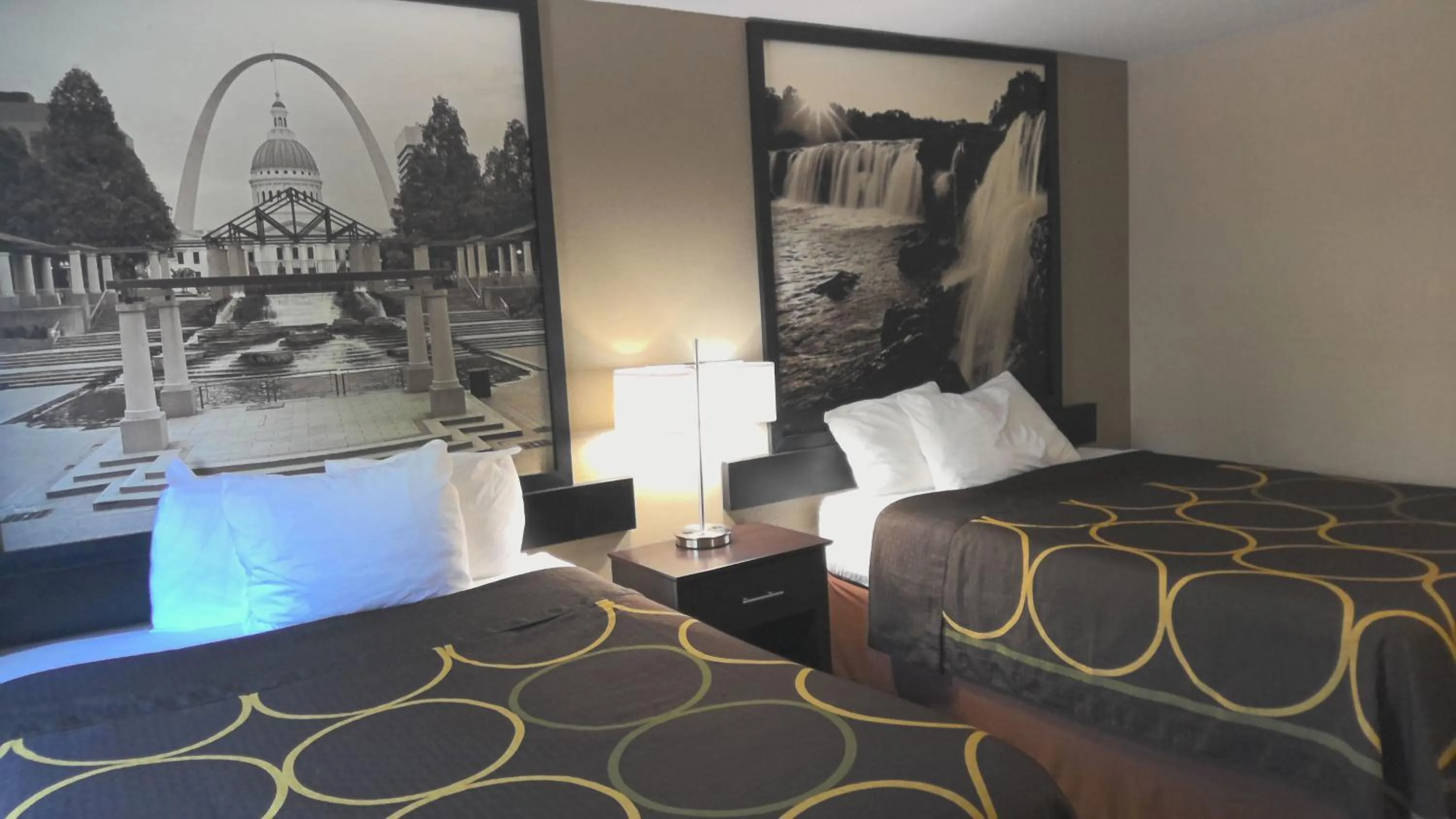 Bedroom, Bed in Super 8 by Wyndham Joplin