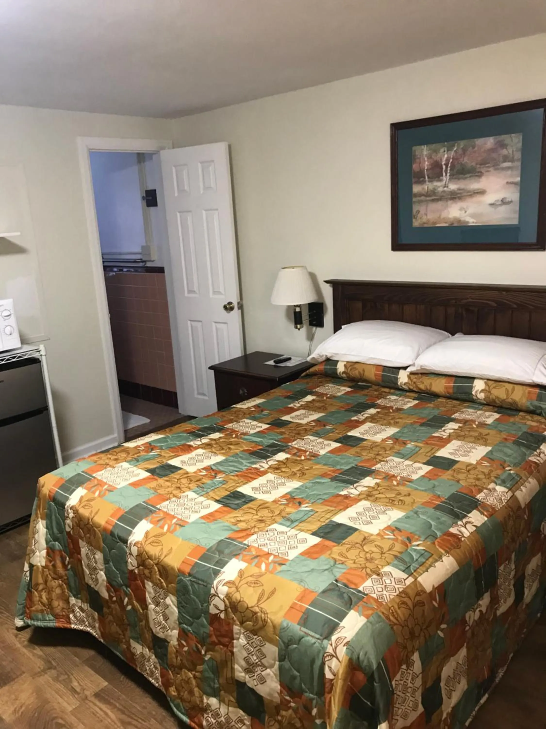 Bed in Evergreen Motel