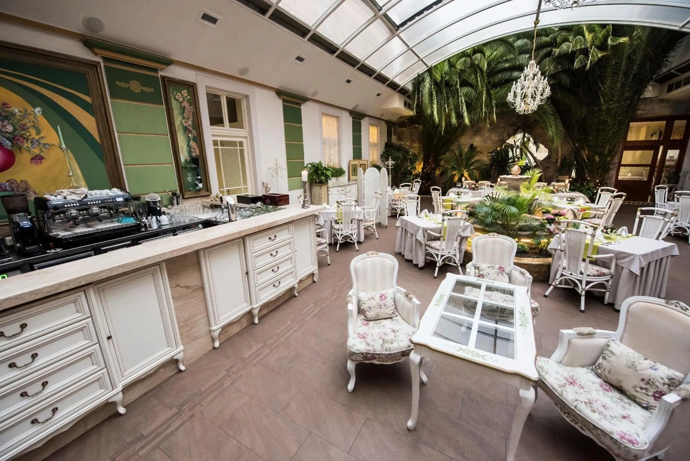 Restaurant/places to eat in Golden Royal Boutique Hotel & Spa