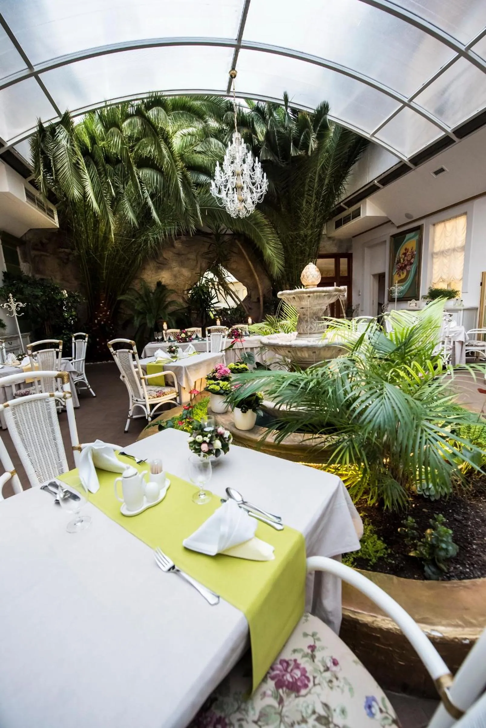 Restaurant/places to eat in Golden Royal Boutique Hotel & Spa