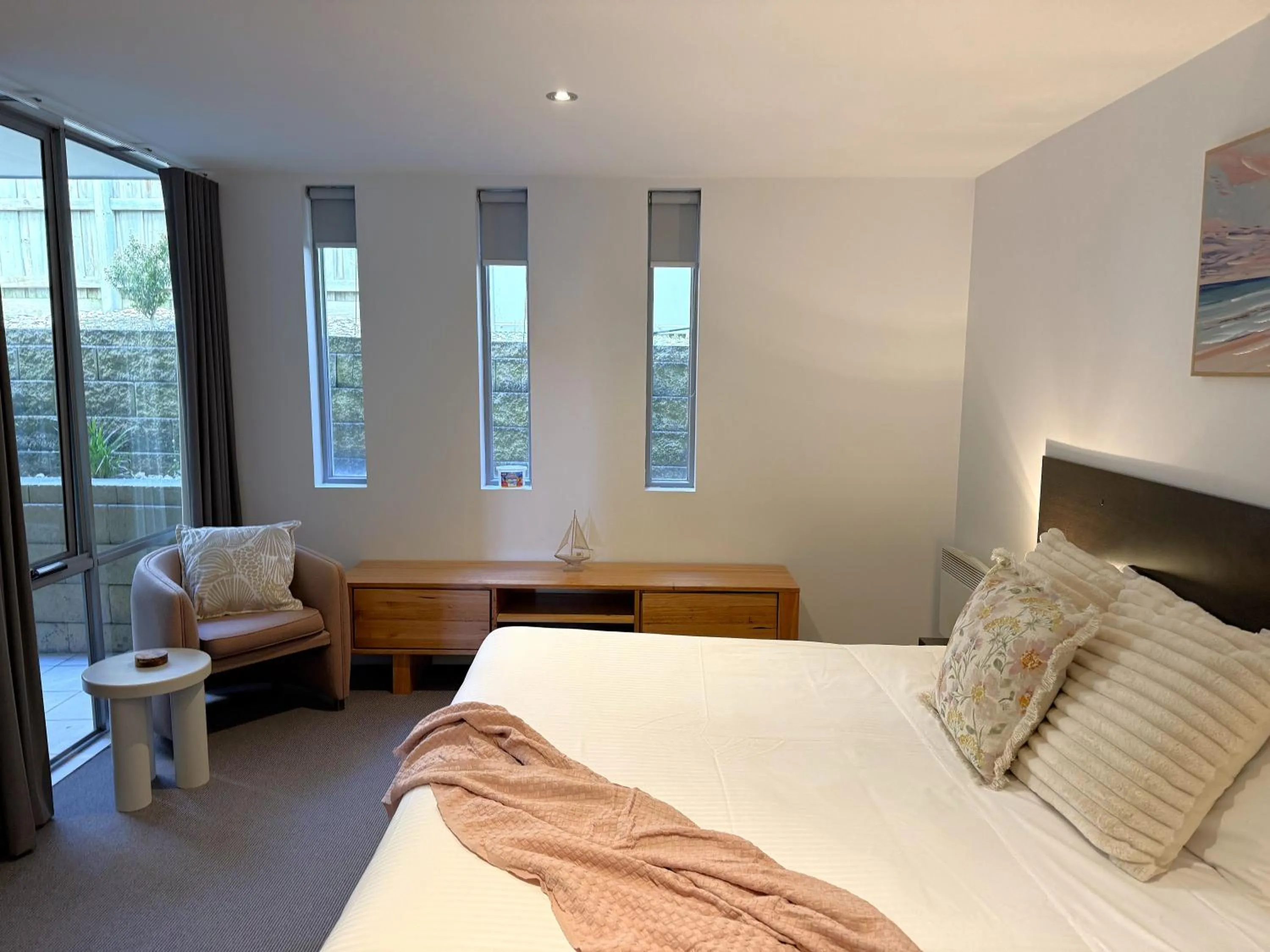 Bedroom, Bed in The Dolphin Apartments