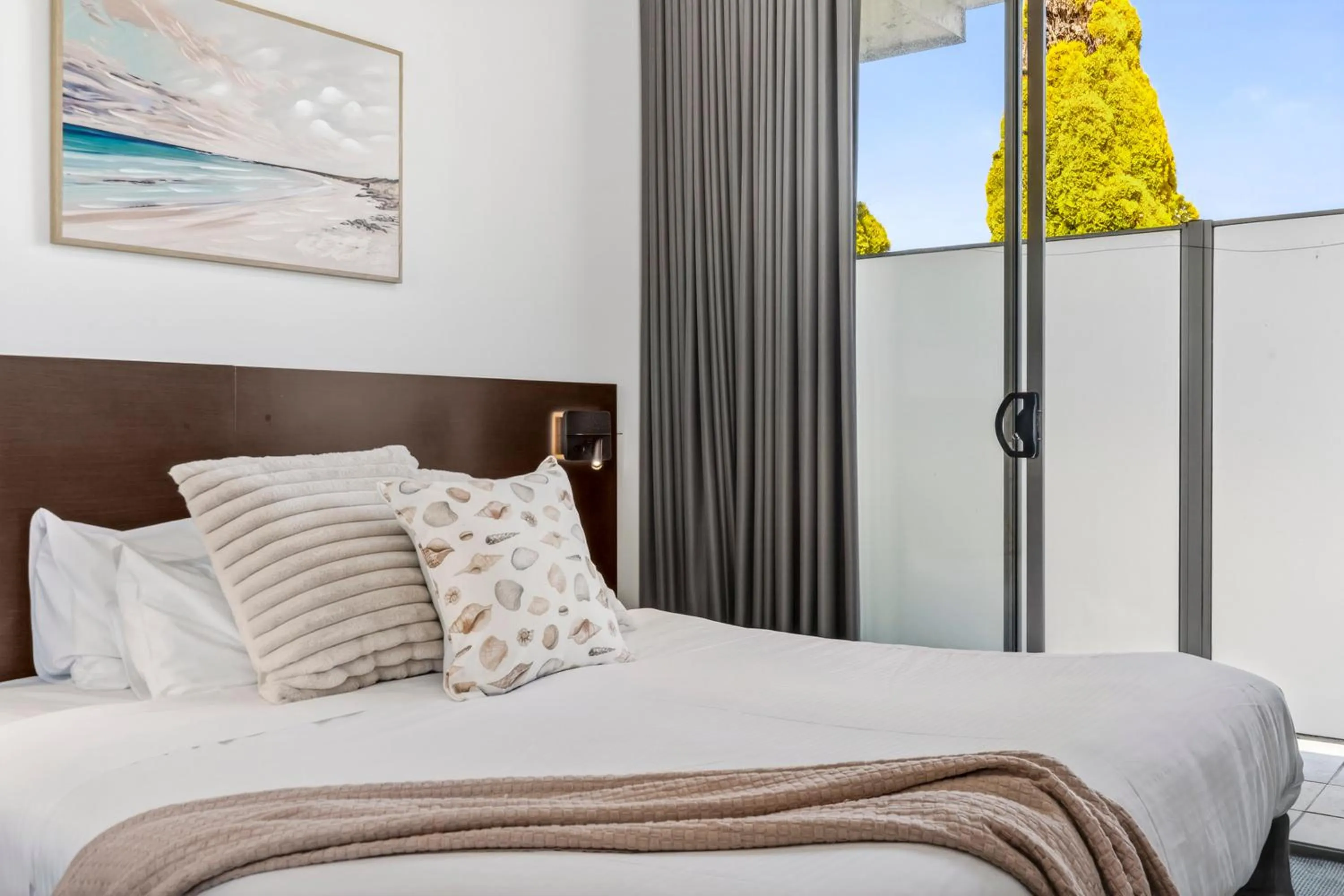 Balcony/Terrace, Bed in The Dolphin Apartments