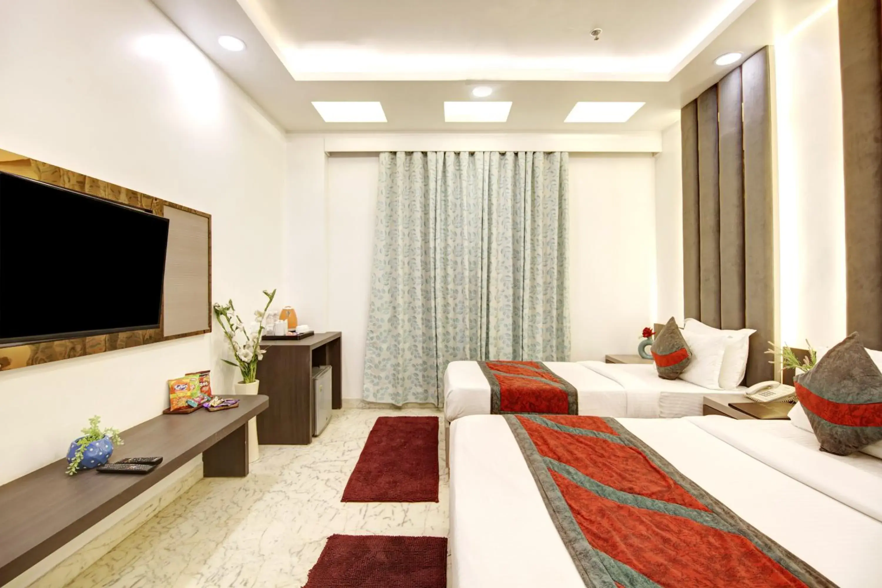 TV and multimedia, Bed in Hotel All Iz Well - Just a min away from New Delhi Railway Station TV and multimedia, Bed in Hotel All Iz Well - Just a min away from New Delhi Railway Station