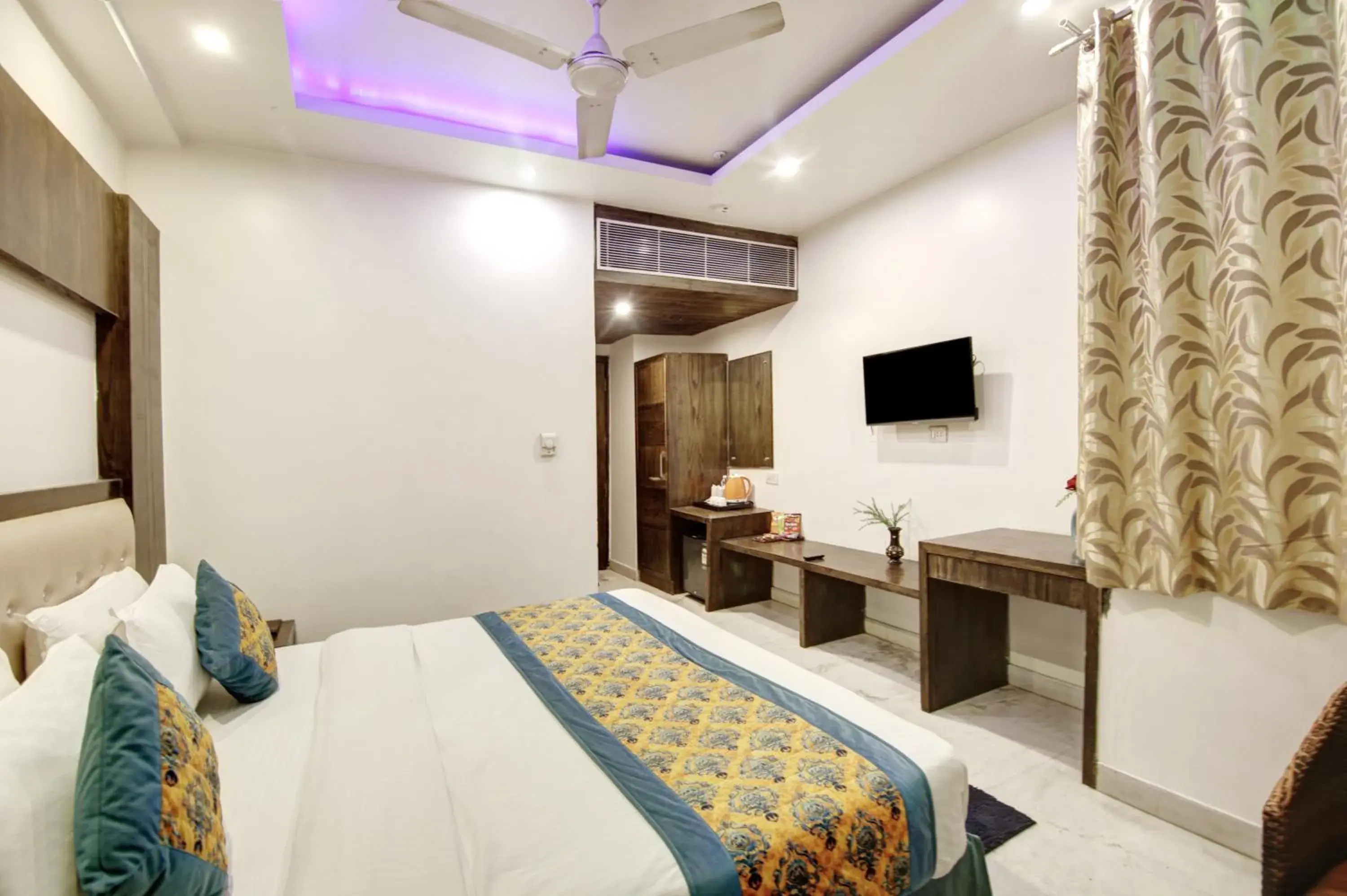 Bed in Hotel All Iz Well - Just a min away from New Delhi Railway Station Bed in Hotel All Iz Well - Just a min away from New Delhi Railway Station