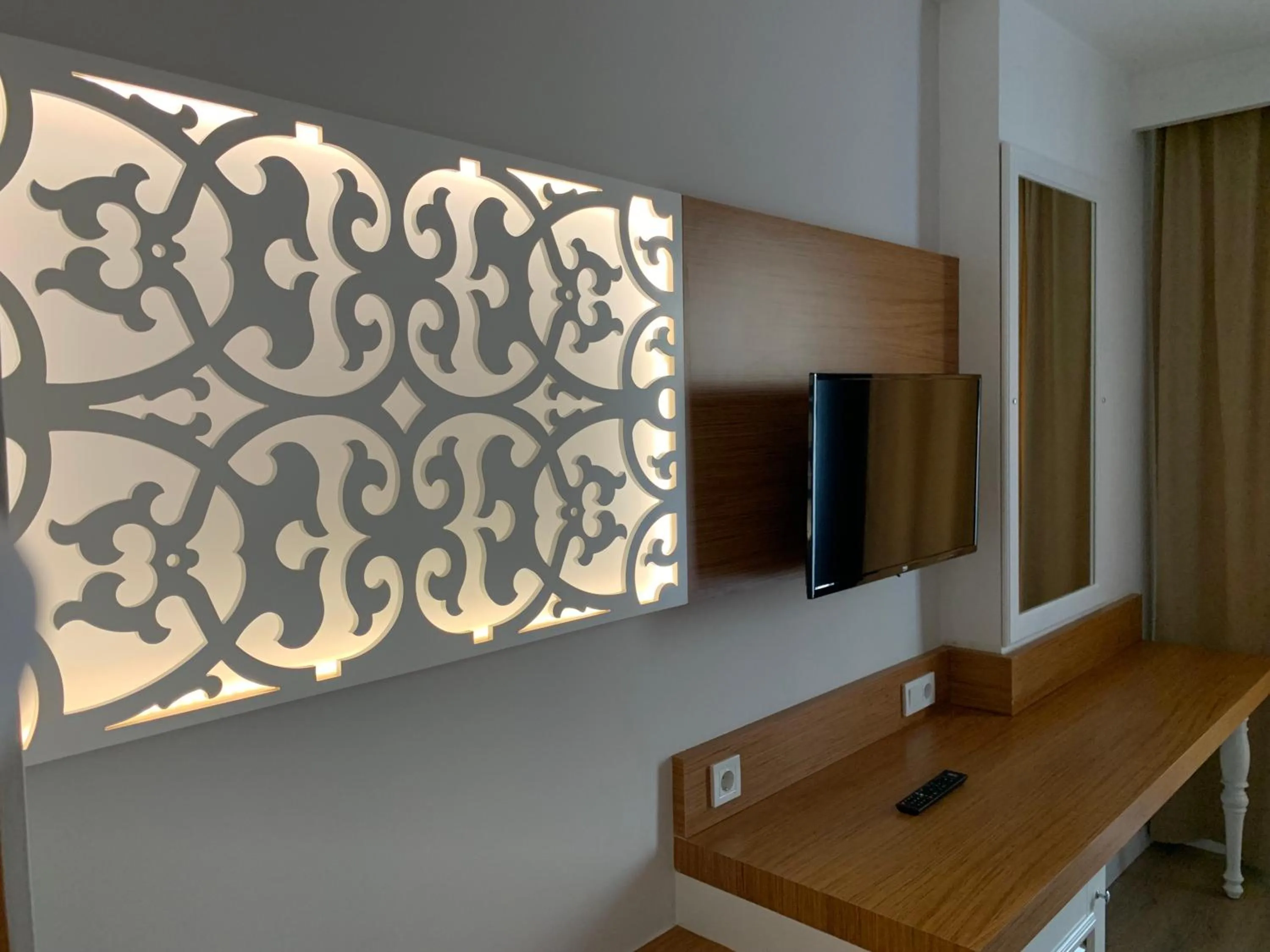 TV and multimedia in The Sansa Hotel & Spa