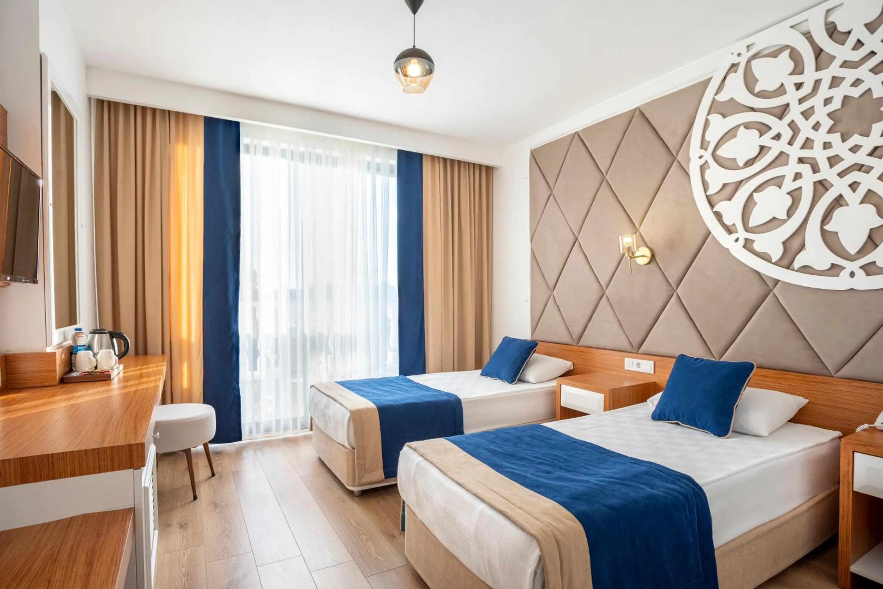 Living room, Bed in The Sansa Hotel & Spa