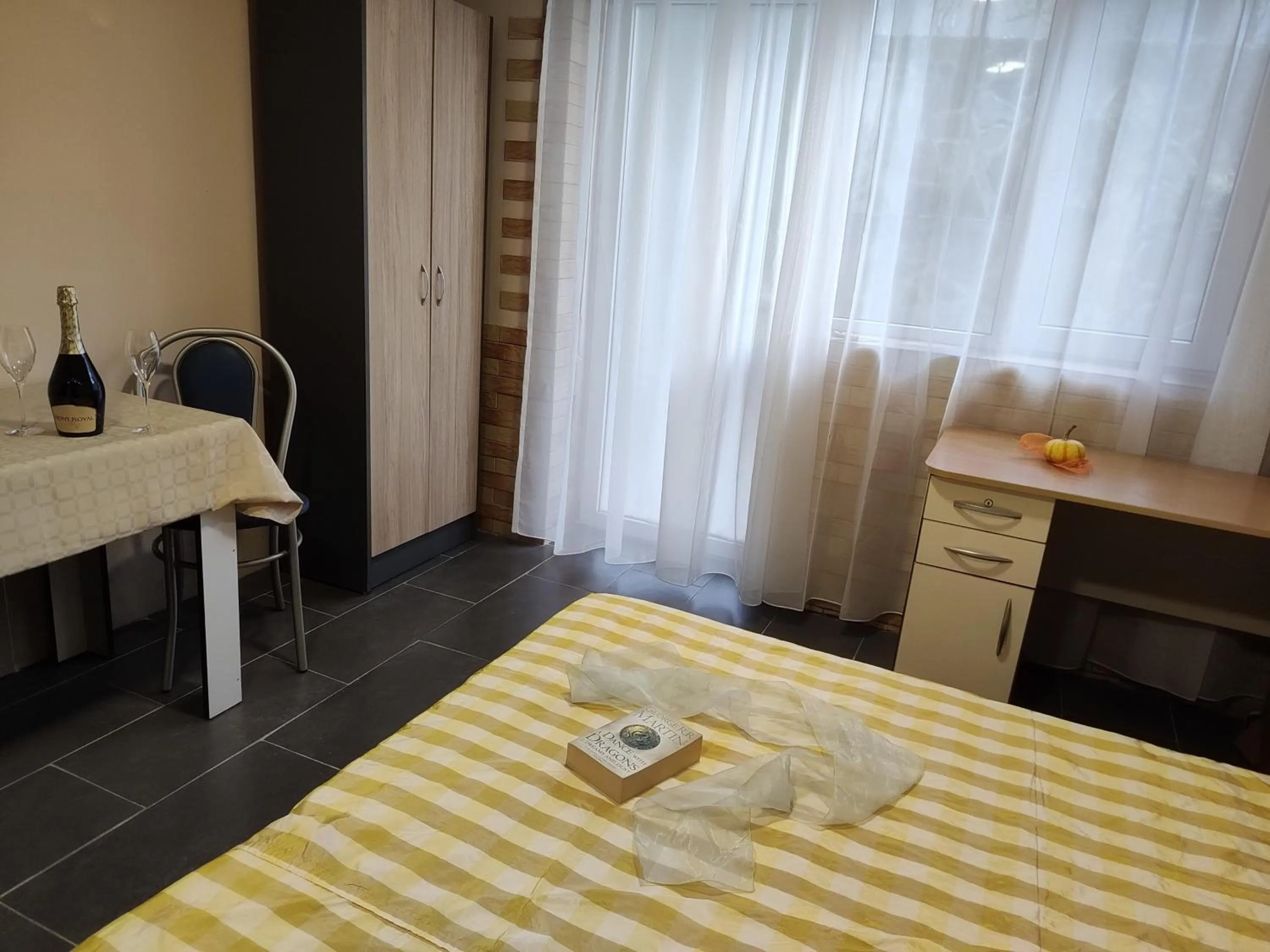 Dining area, Bed in Paralax Hotel