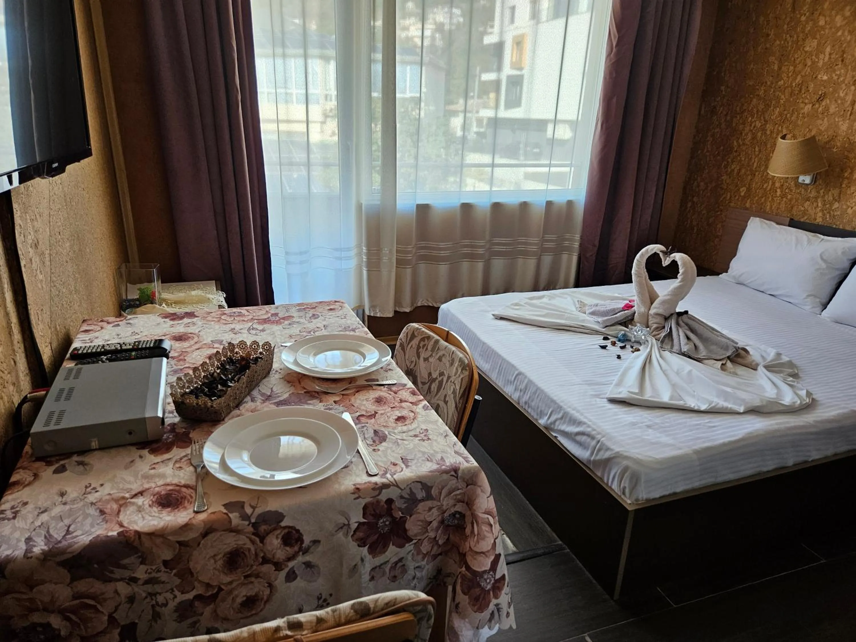 Dining area, Bed in Paralax Hotel