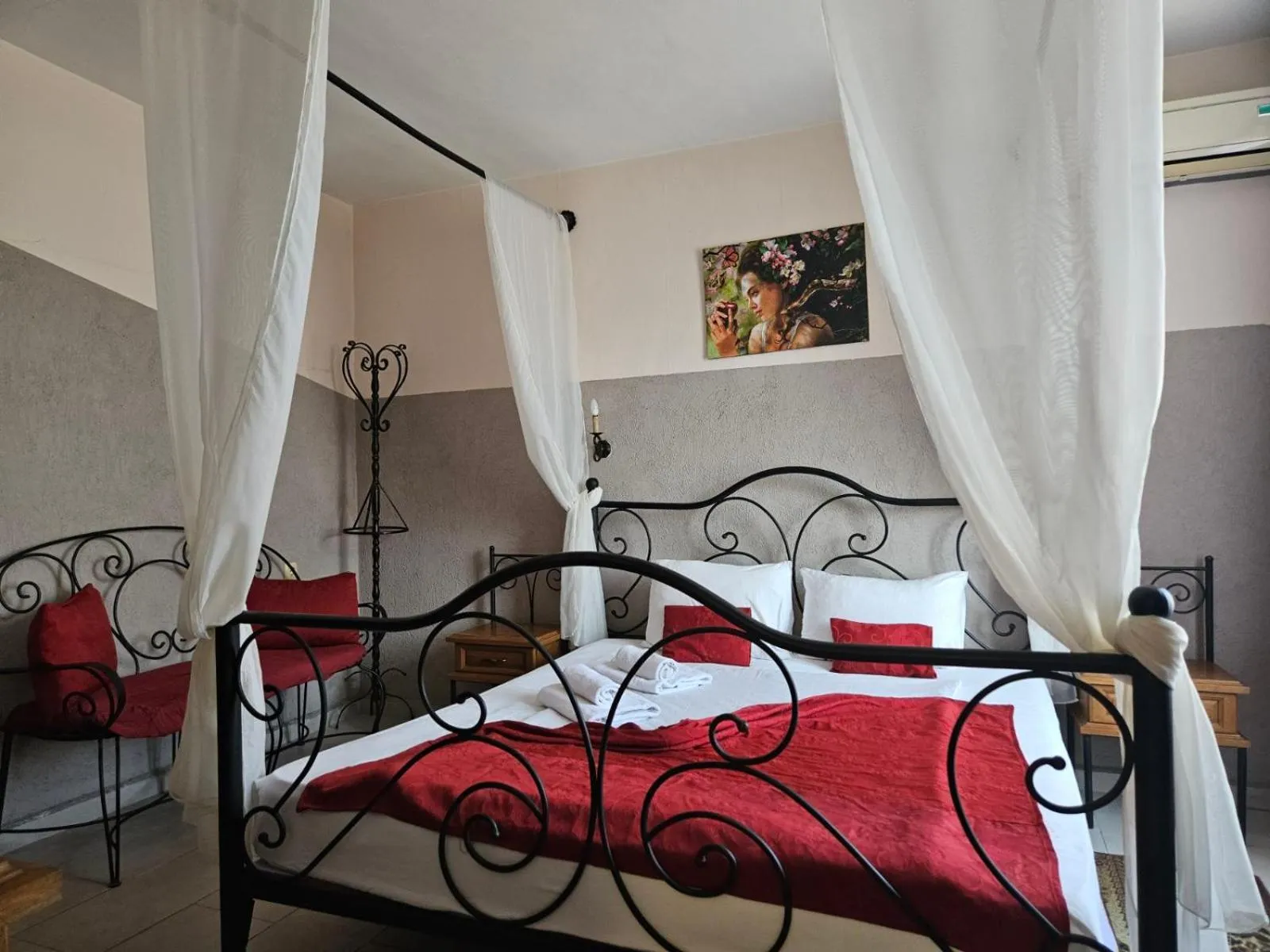 Bedroom, Bed in Paralax Hotel