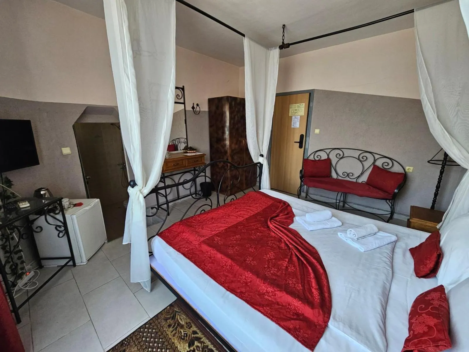 Bedroom, Bed in Paralax Hotel