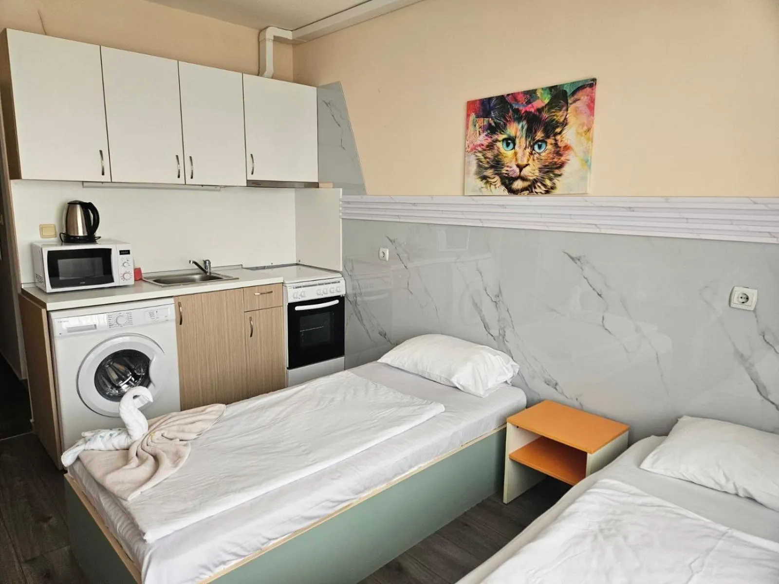 Kitchen or kitchenette, Bed in Paralax Hotel