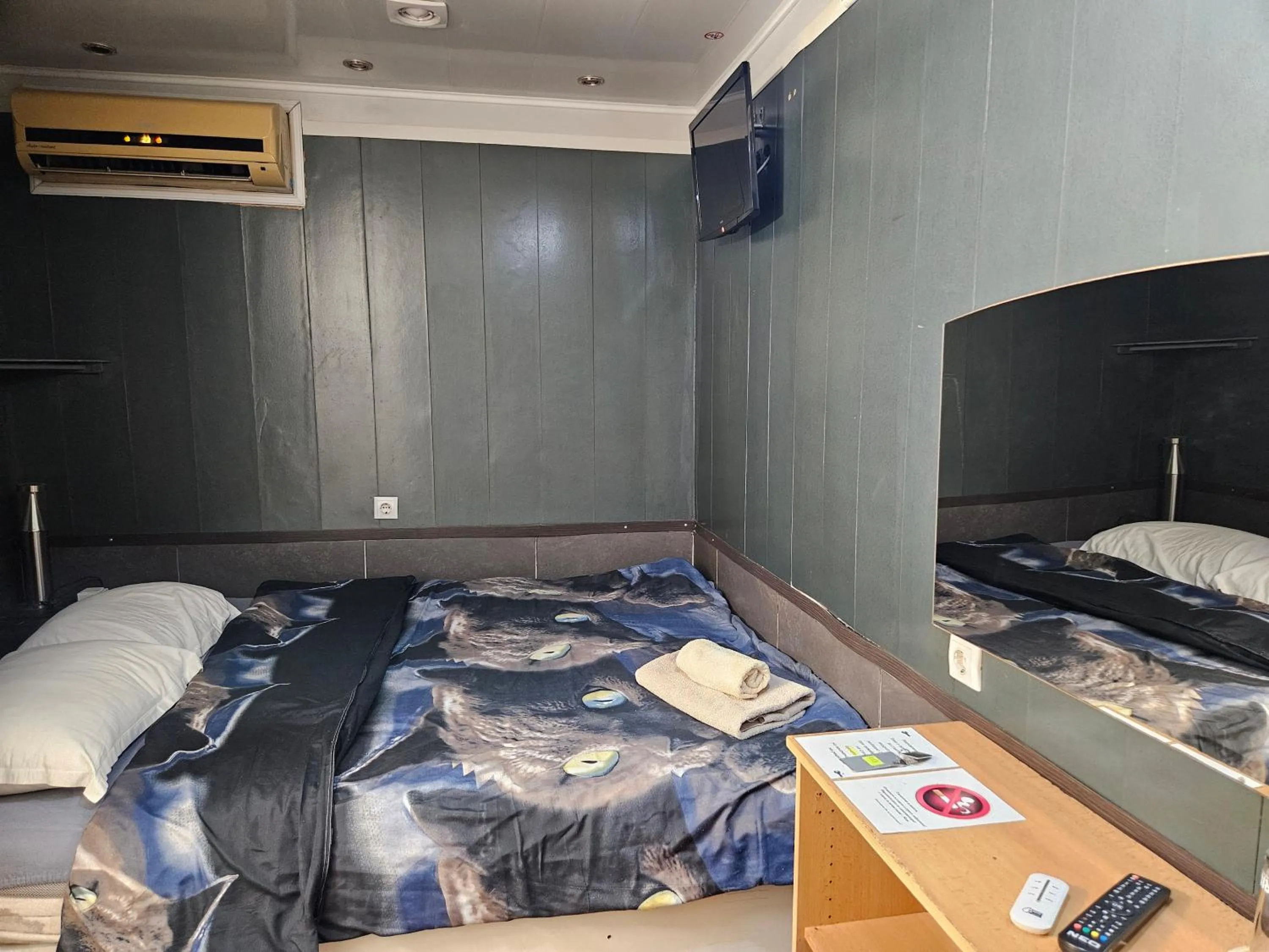 Bedroom, Bed in Paralax Hotel