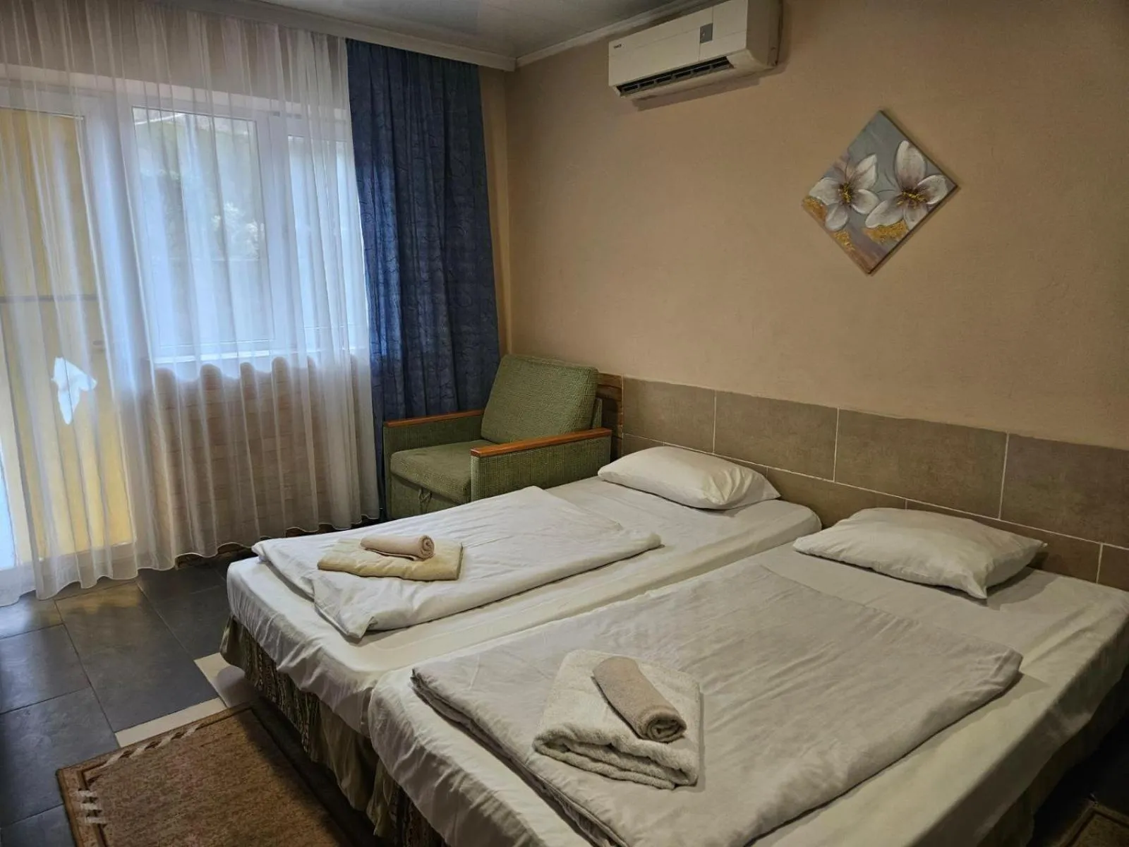 Bedroom, Bed in Paralax Hotel