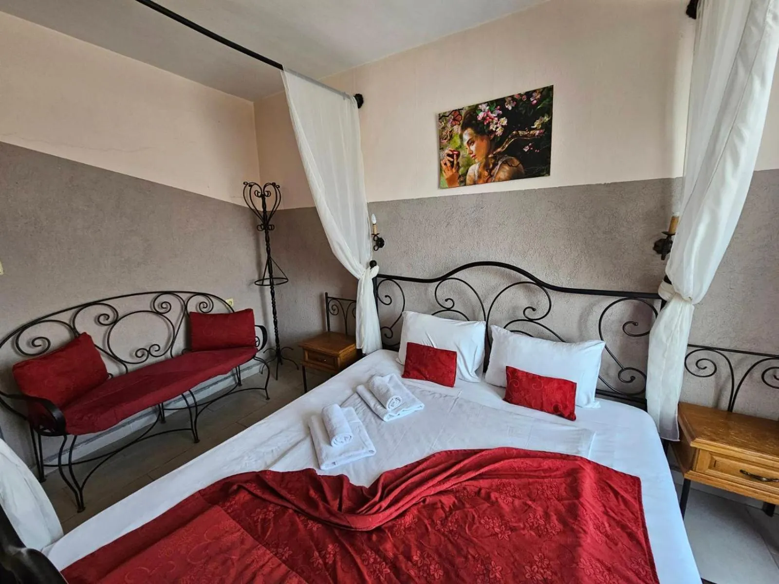 Bedroom, Bed in Paralax Hotel