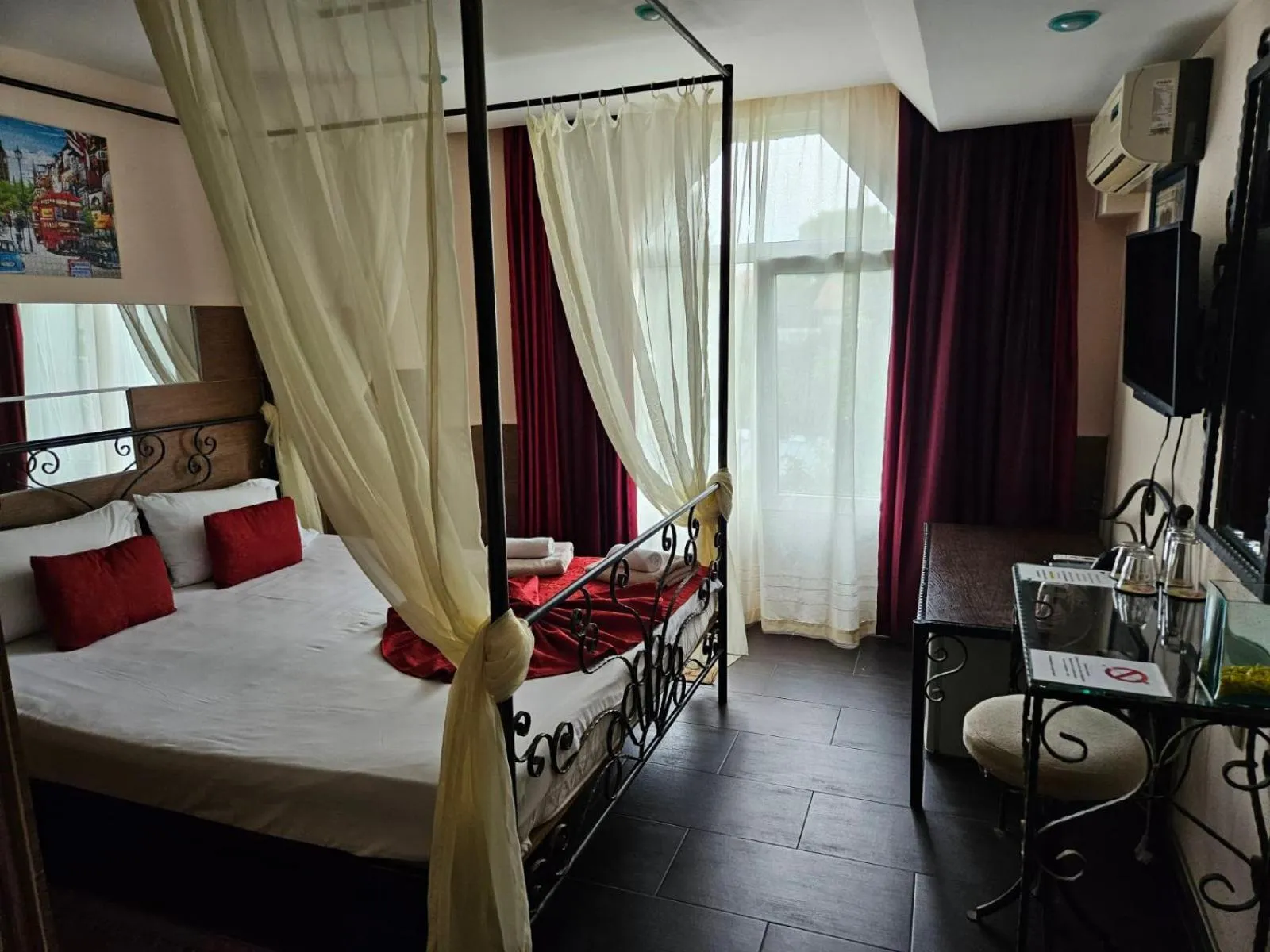 Bedroom, Bed in Paralax Hotel