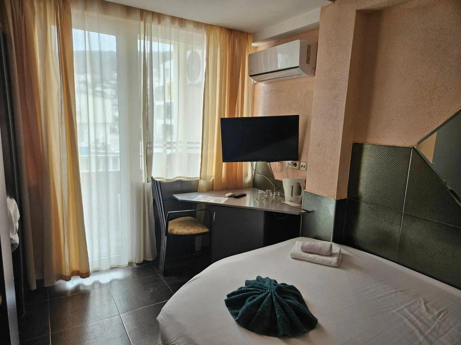 TV and multimedia, Bed in Paralax Hotel