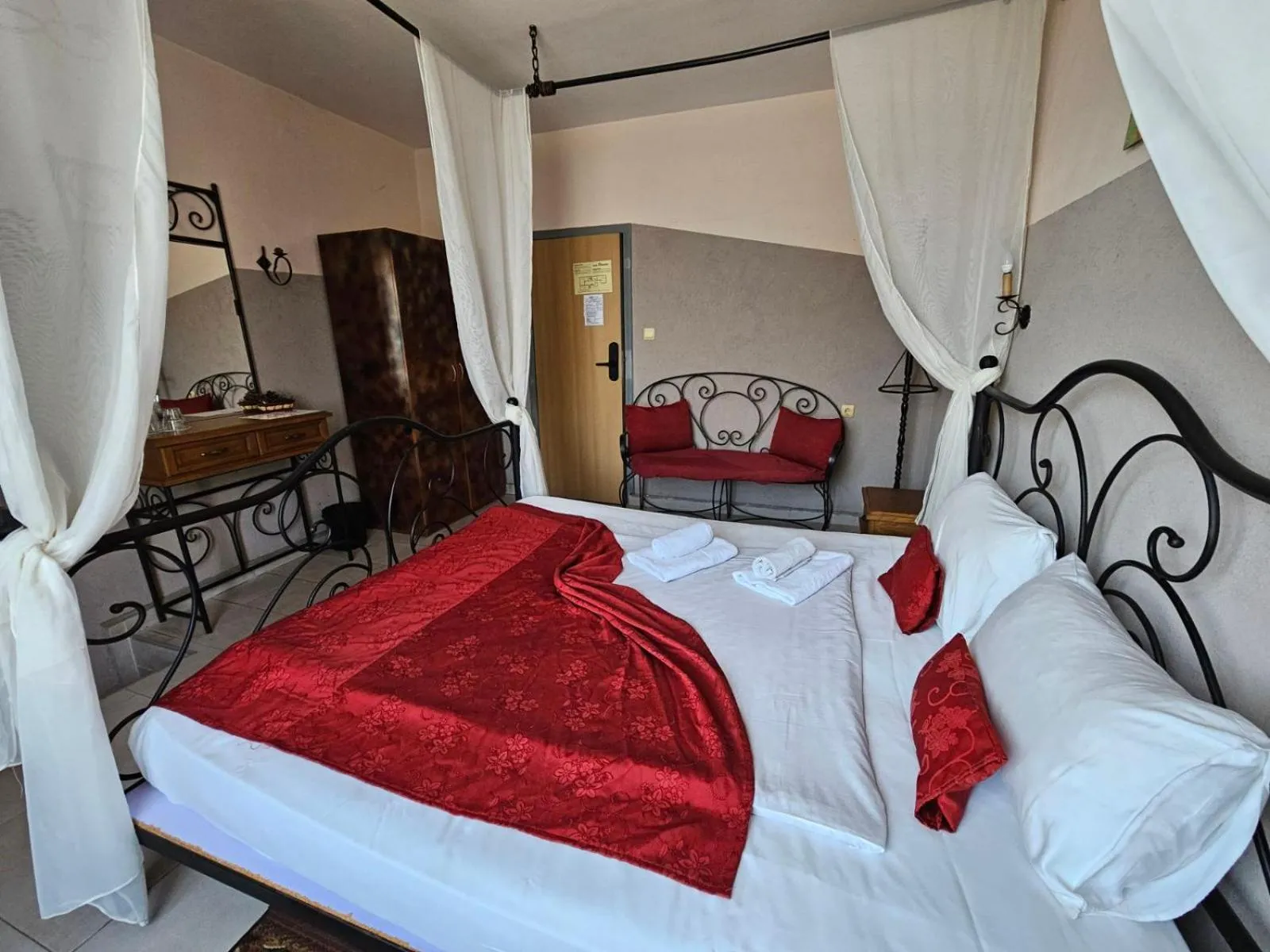 Bedroom, Bed in Paralax Hotel