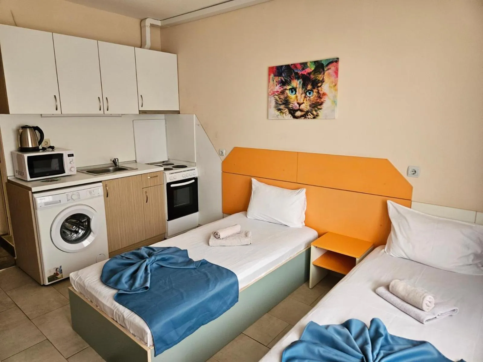Kitchen or kitchenette, Bed in Paralax Hotel