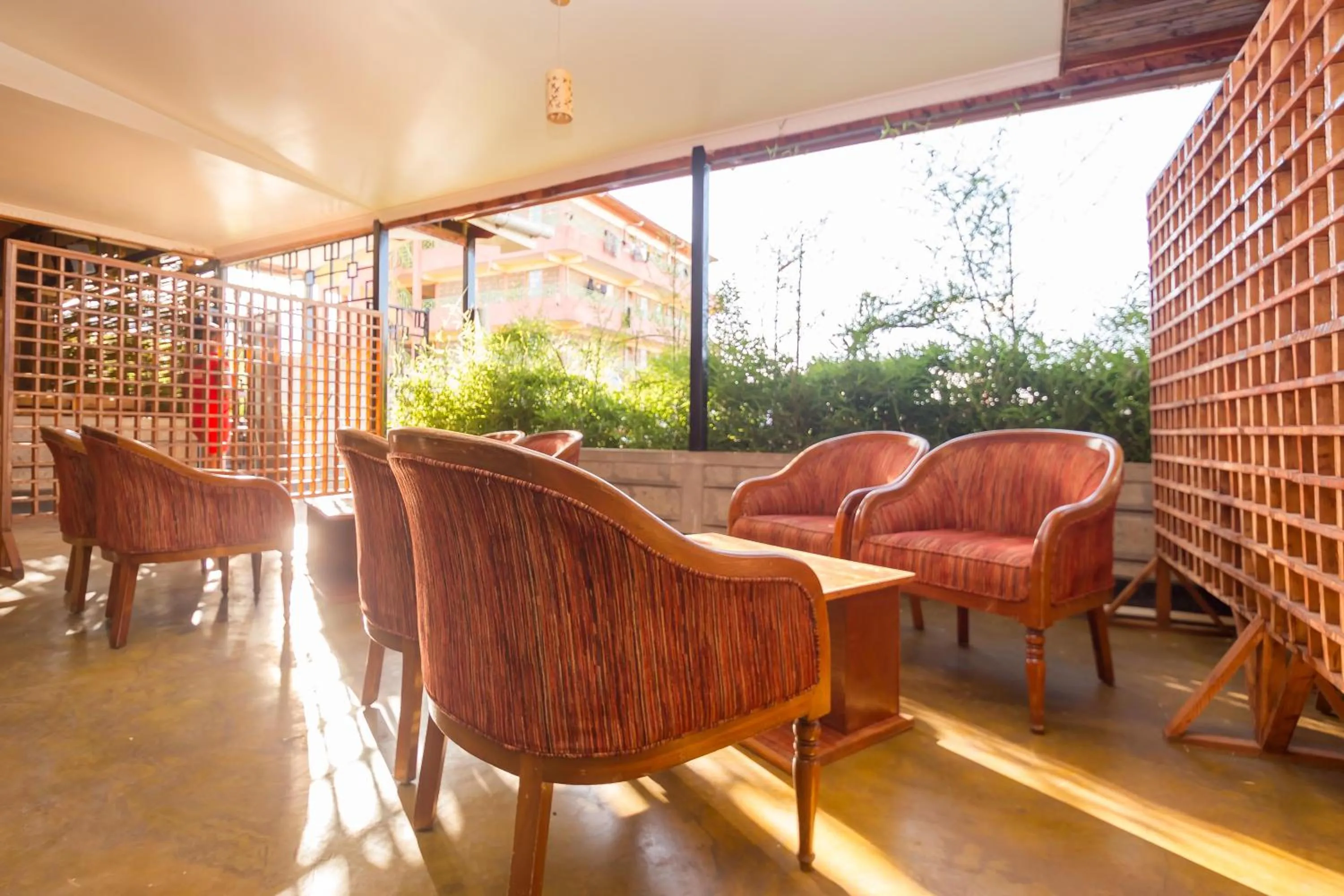 Restaurant/places to eat in Maple Inn Hotel