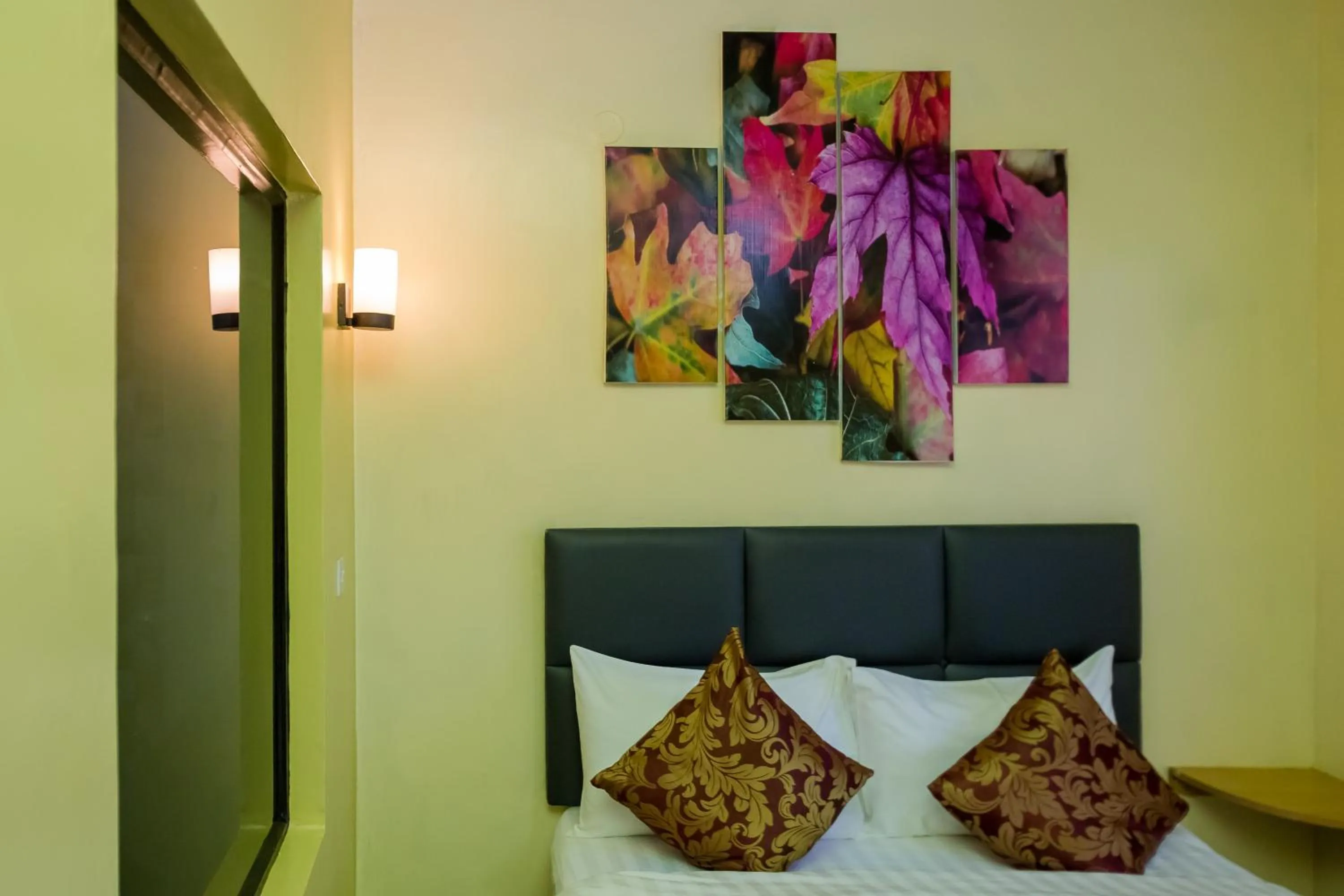 Bedroom, Bed in Maple Inn Hotel