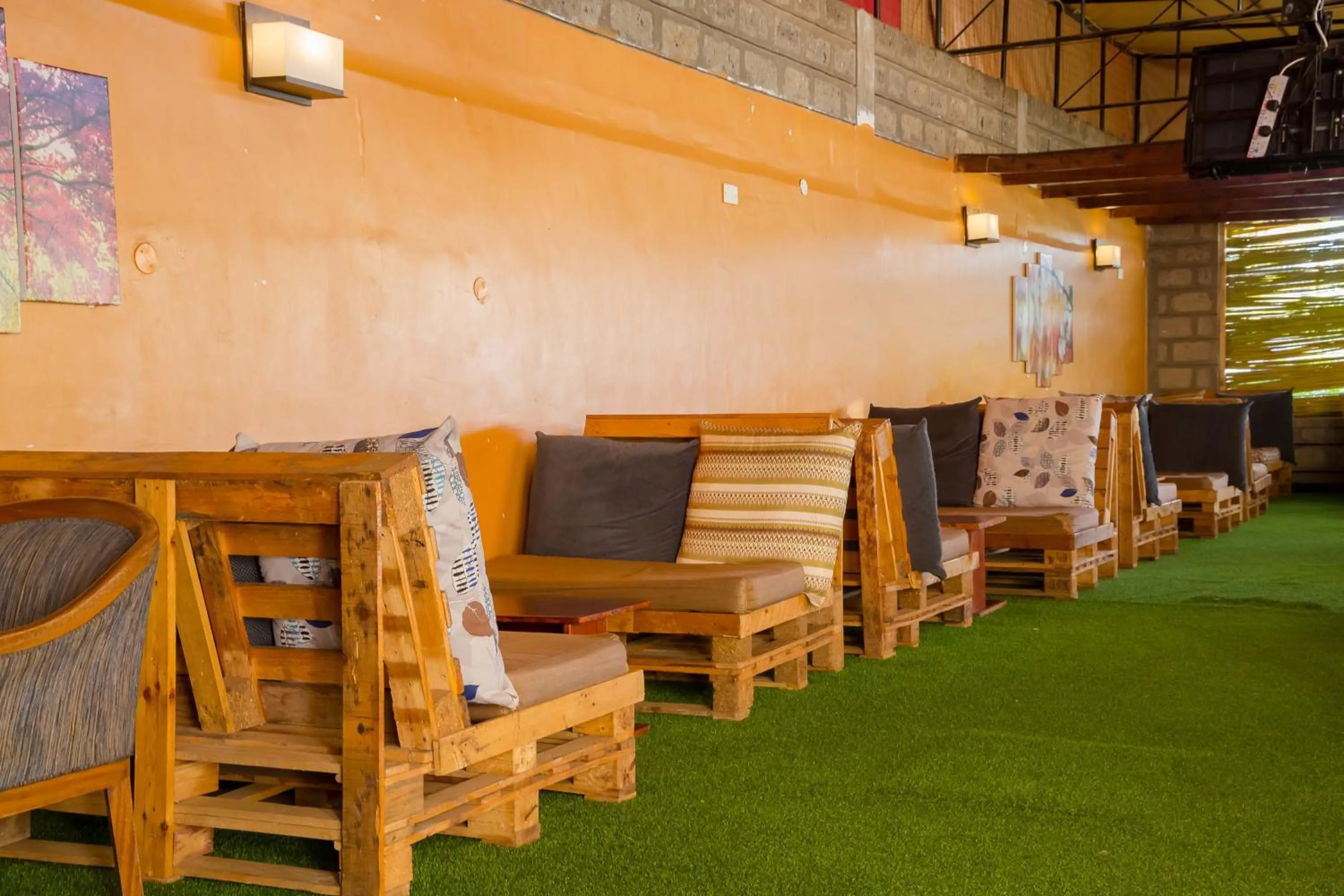 Restaurant/places to eat in Maple Inn Hotel