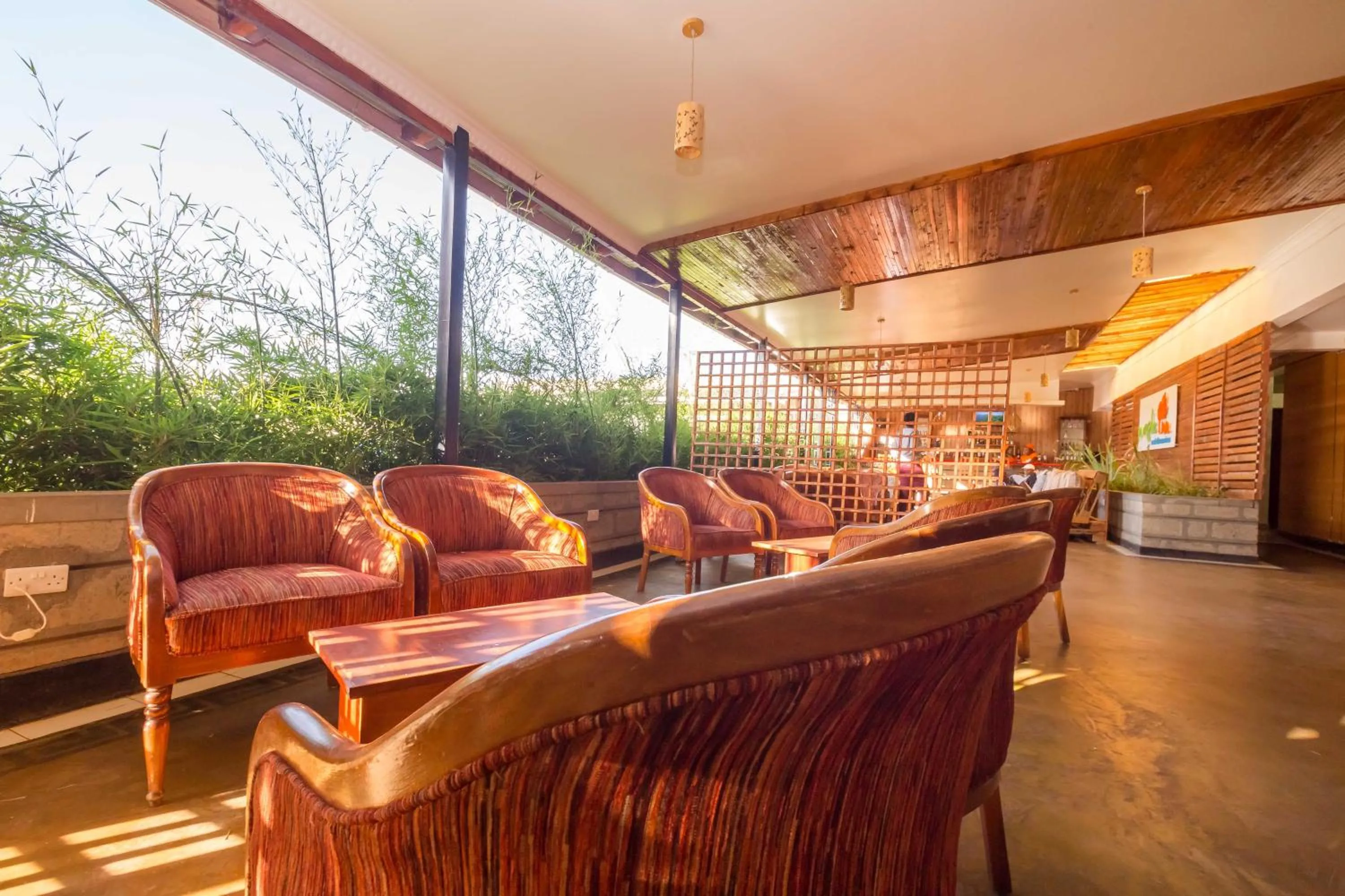 Restaurant/places to eat in Maple Inn Hotel