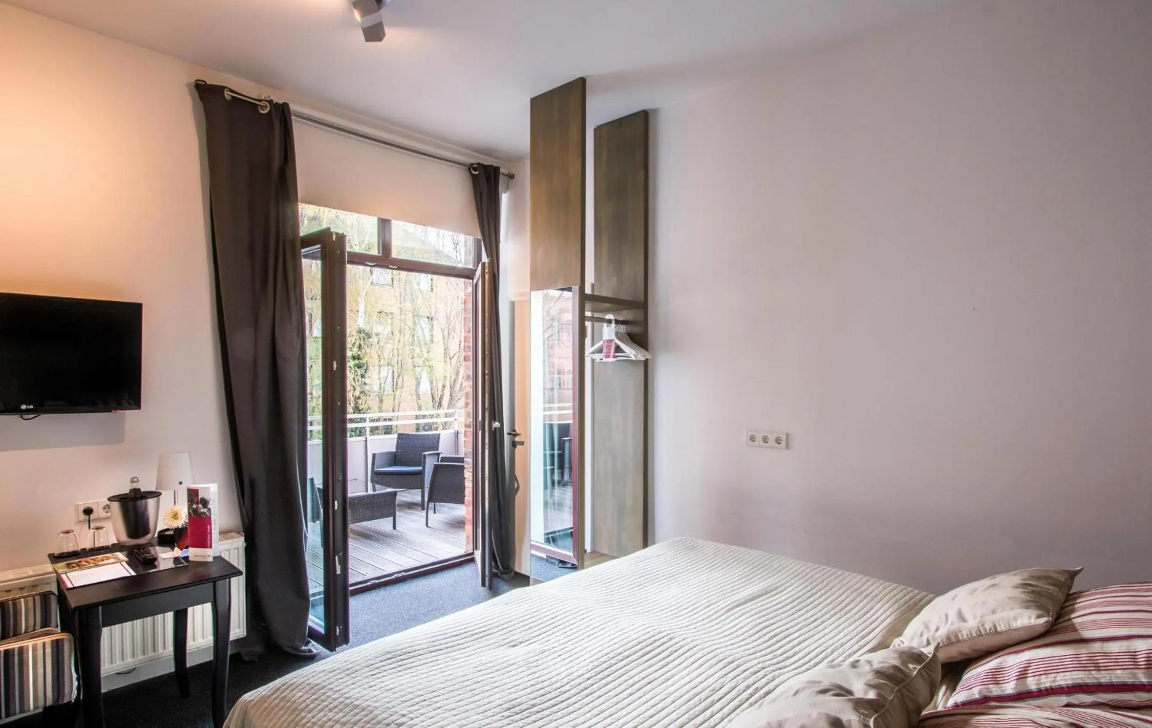 Photo of the whole room, Bed in 1891 Hildesheim Boutique Hotel