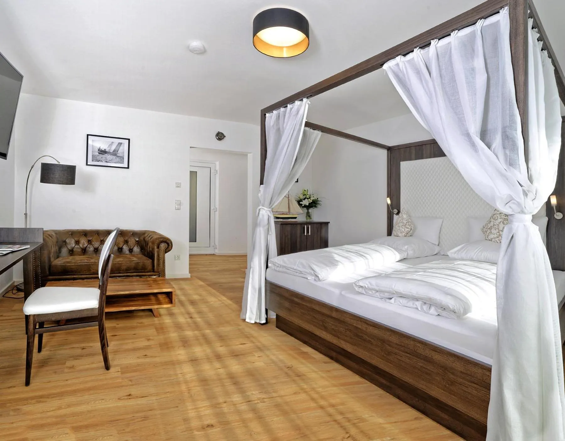 Photo of the whole room, Bed in Hotel ChiemseePanorama